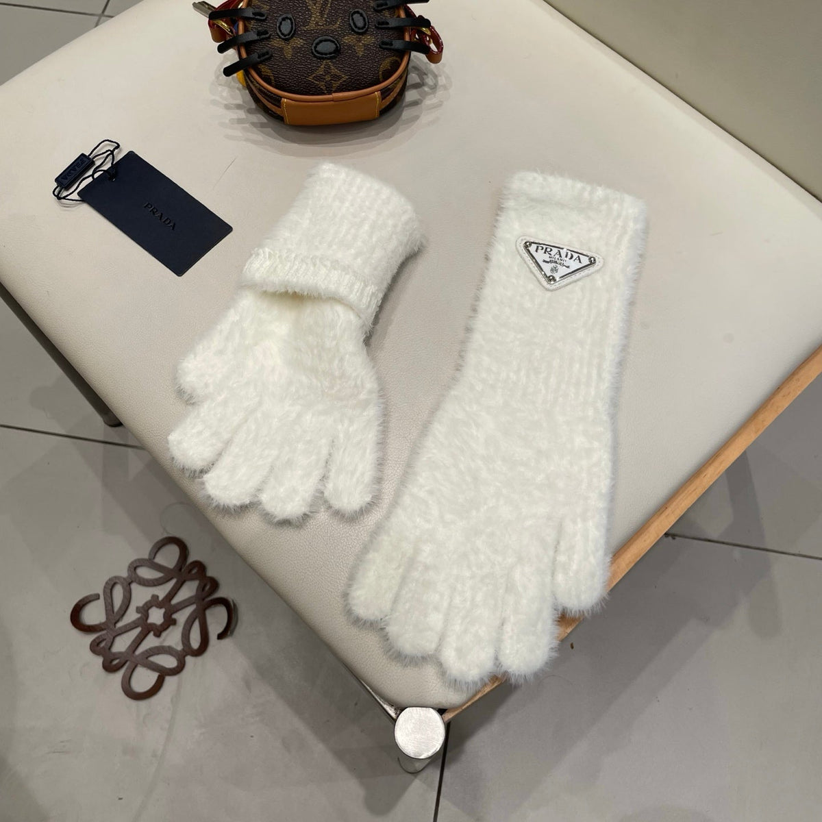 Prada 26S Triangle Logo Full-Finger Gloves White Fluffy Knit 505725