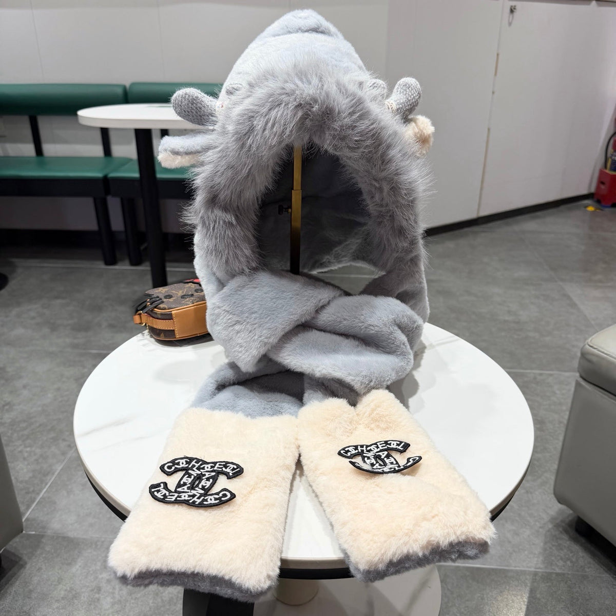 CC Hooded Scarf Gloves Light Gray Fur 477457