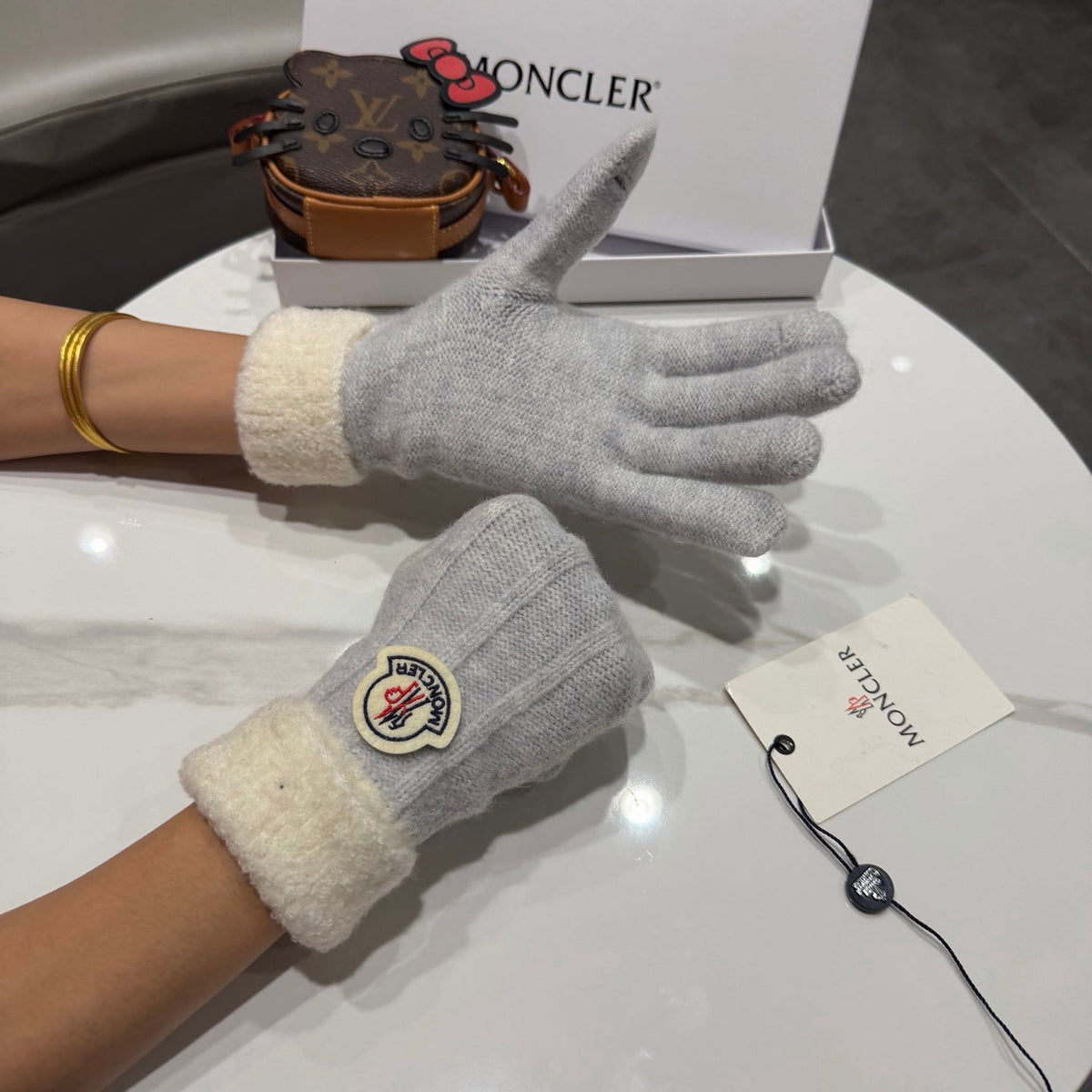 Moncler 26S Cable-Knit Full-Finger Gloves Grey White Wool 505733
