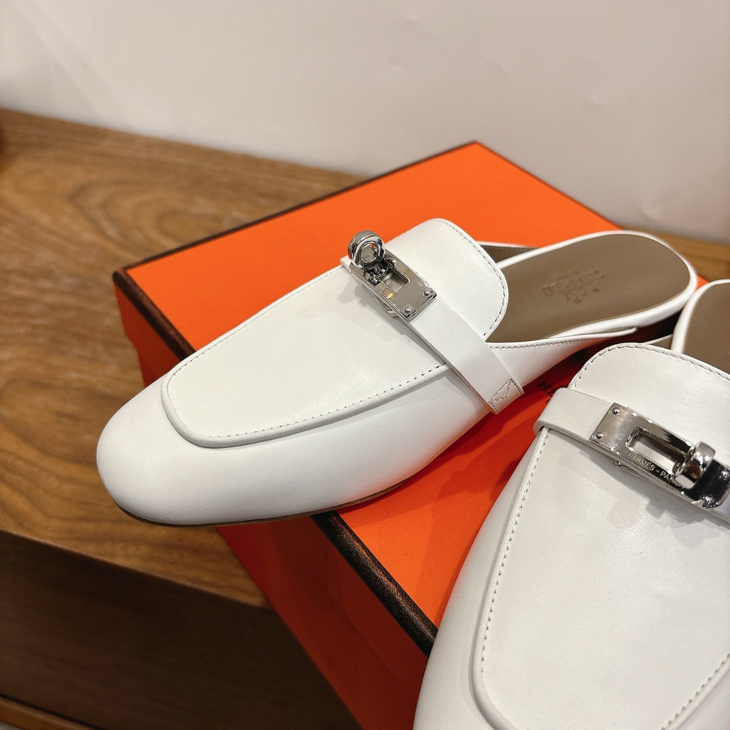 HM 26s Kelly Mule In White And Brown Calfskin Silver Hardware