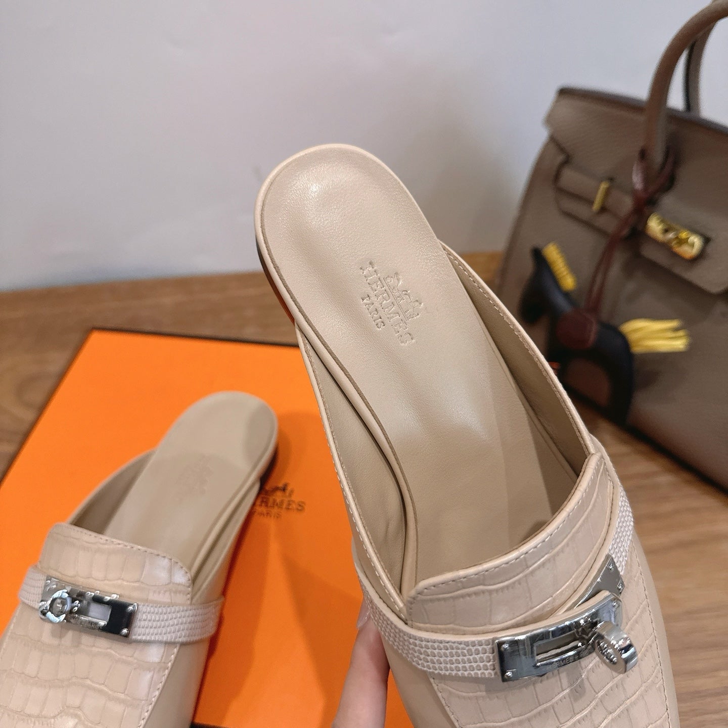 HM 26s Kelly Mule In Light Beige Crocodile-Embossed Calfskin Silver Hardware