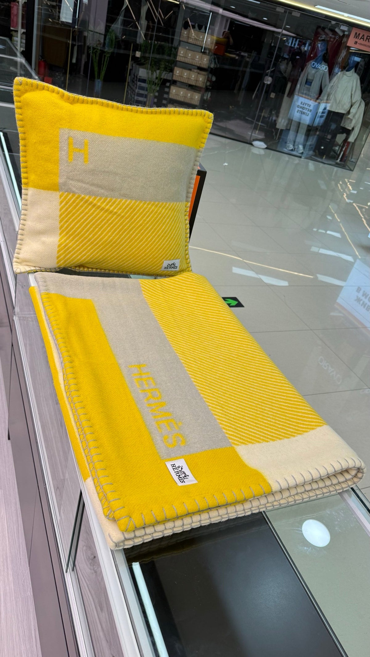Hermes 26s Riviera Blanket 144x200cm Yellow Wool 528126