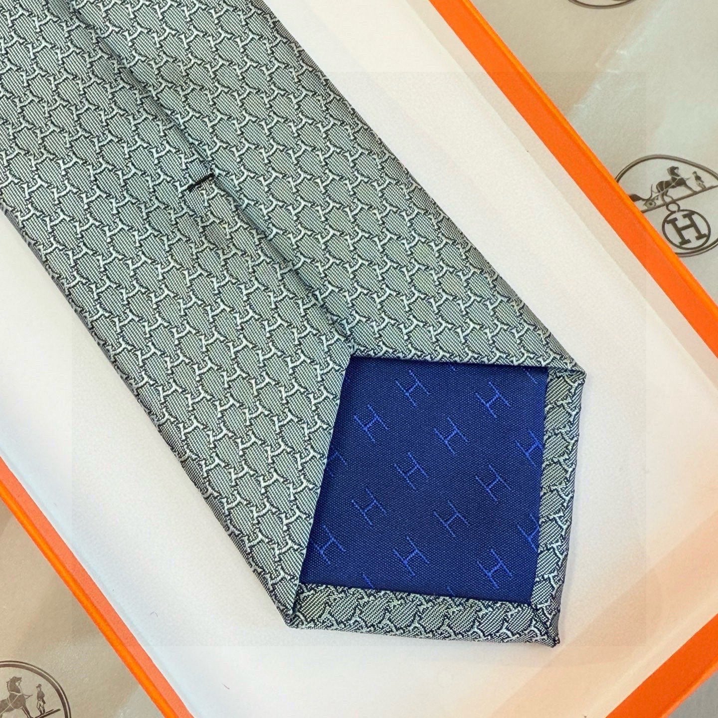HM Hilario Tie Light Grey Twill Silk 209997