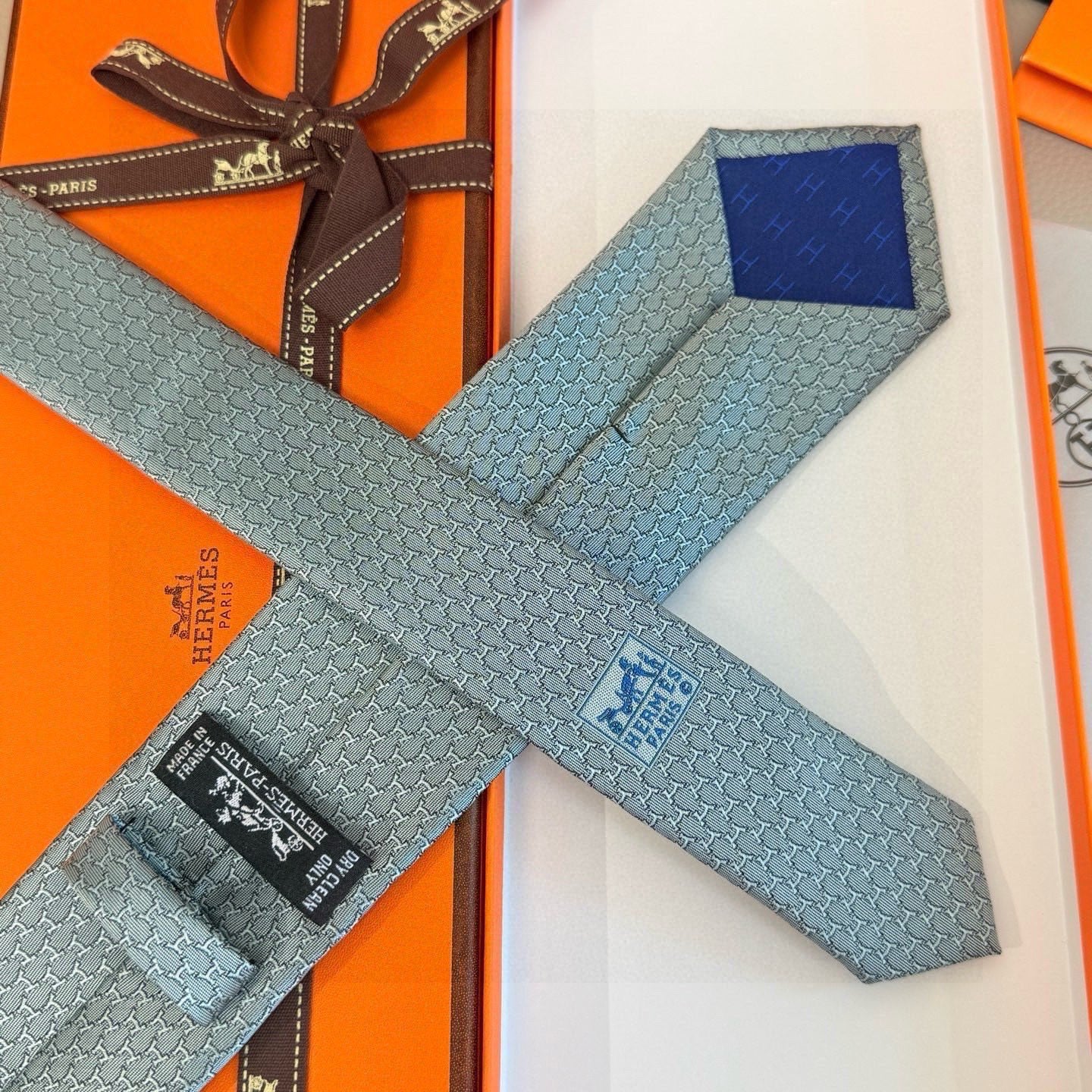 HM Hilario Tie Light Grey Twill Silk 209997