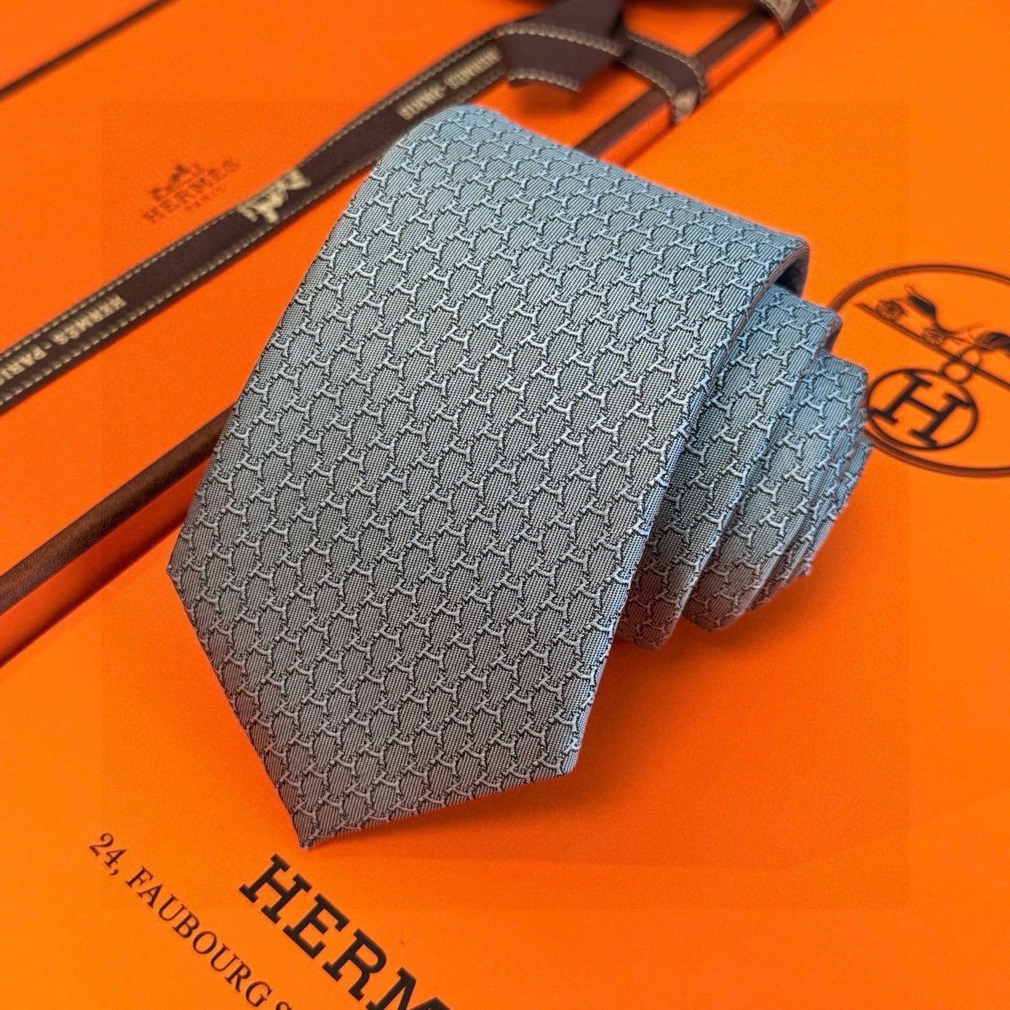 HM Hilario Tie Light Grey Twill Silk 209997