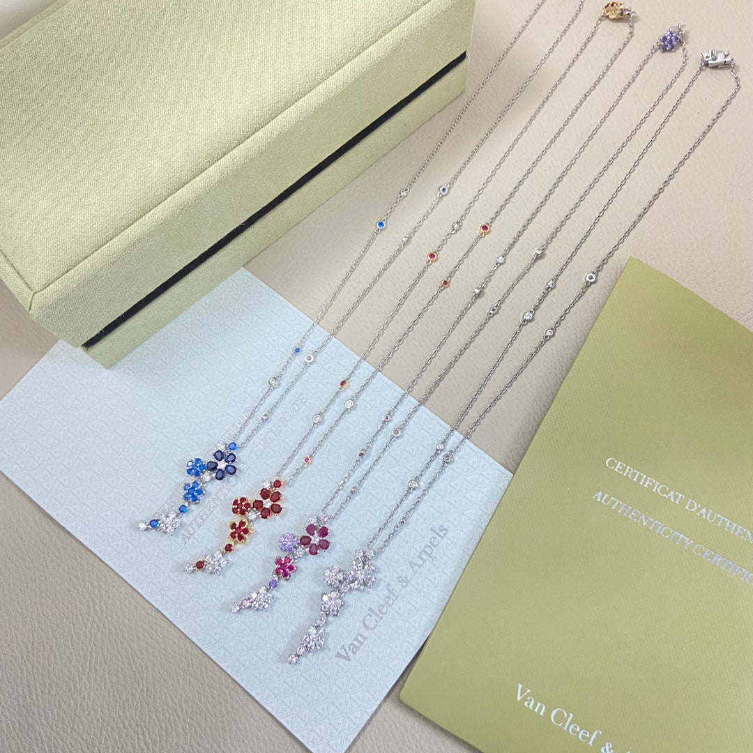 VCA Flower Pendant White Gold Diamond