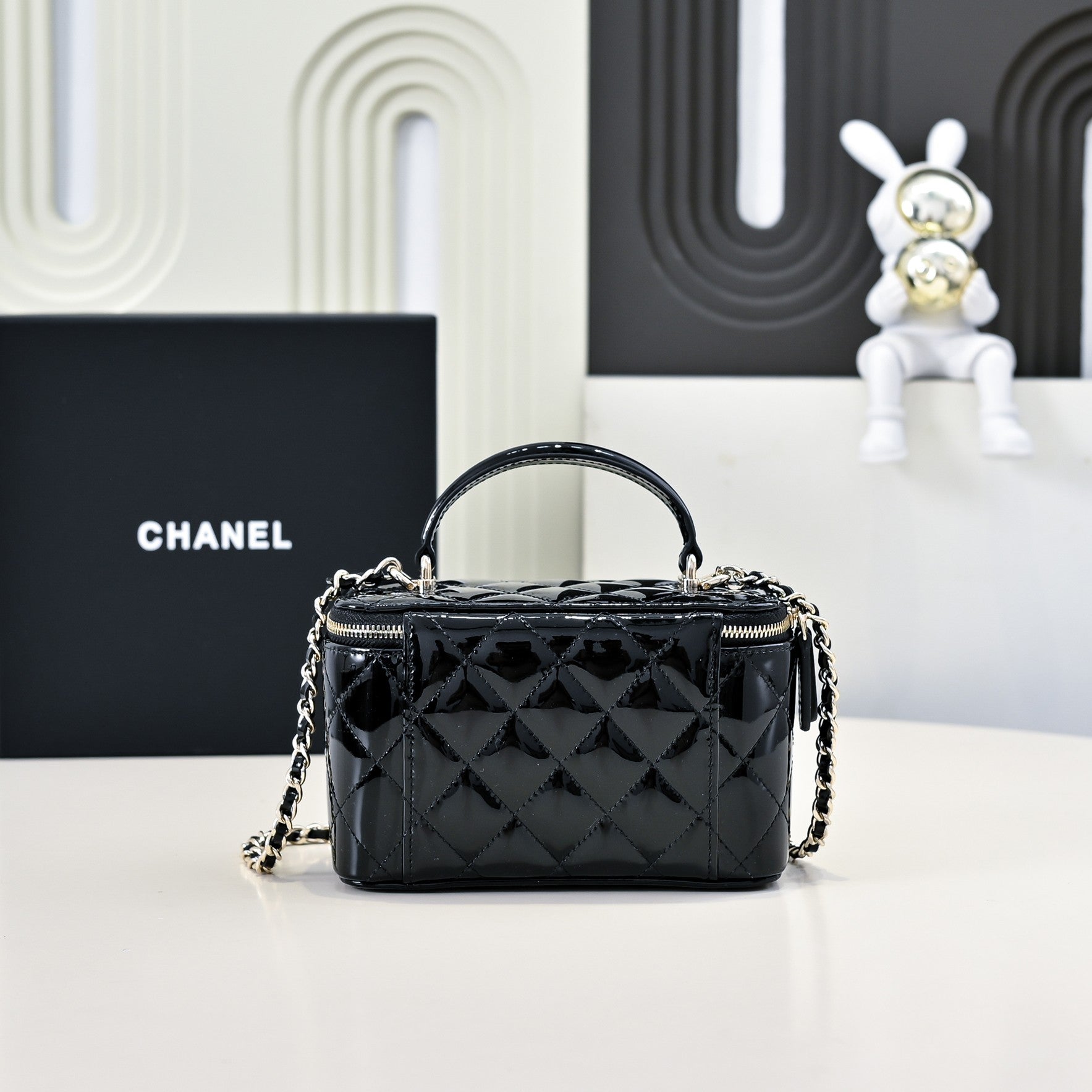 CC 24P Vanity Top Handle 16.5cm Black Patent Calfskin Light Gold Hardware