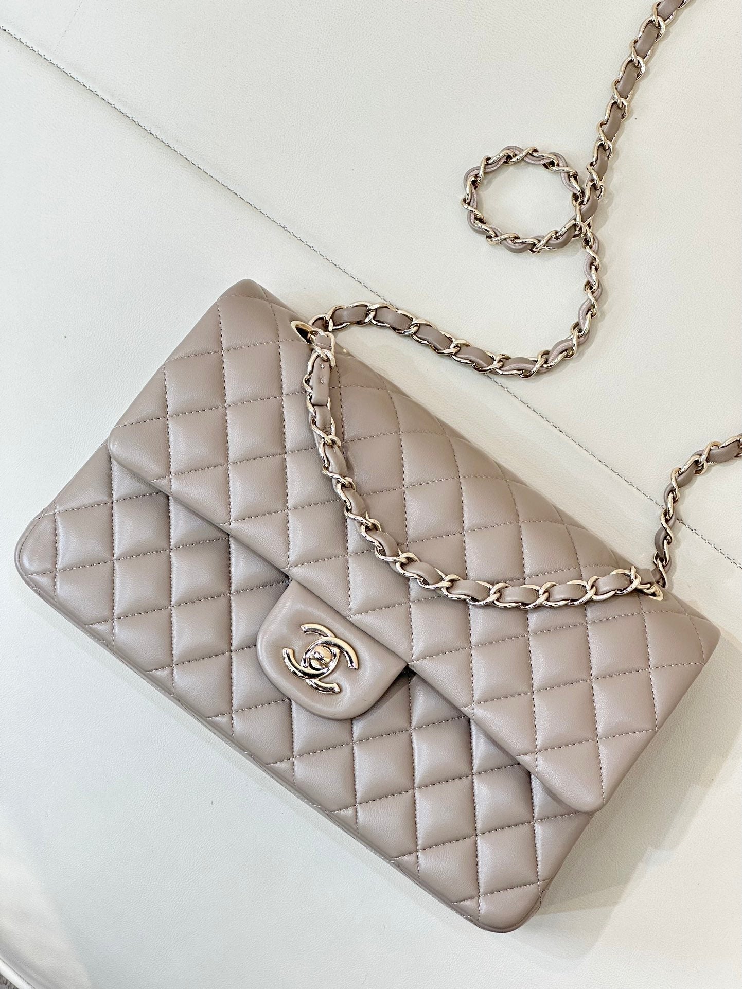 CLASSIC FLAP 25CM BEIGE LAMBSKIN LIGHT GOLD HARDWARE