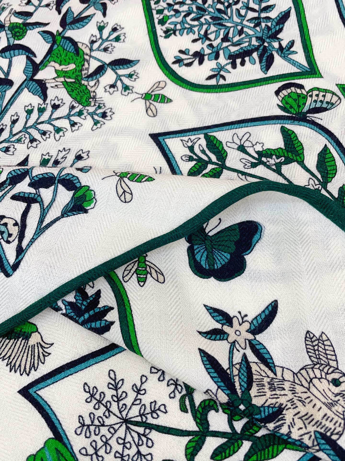 HM Plantes Officinales Triangle White Green Cashmere Silk 139457