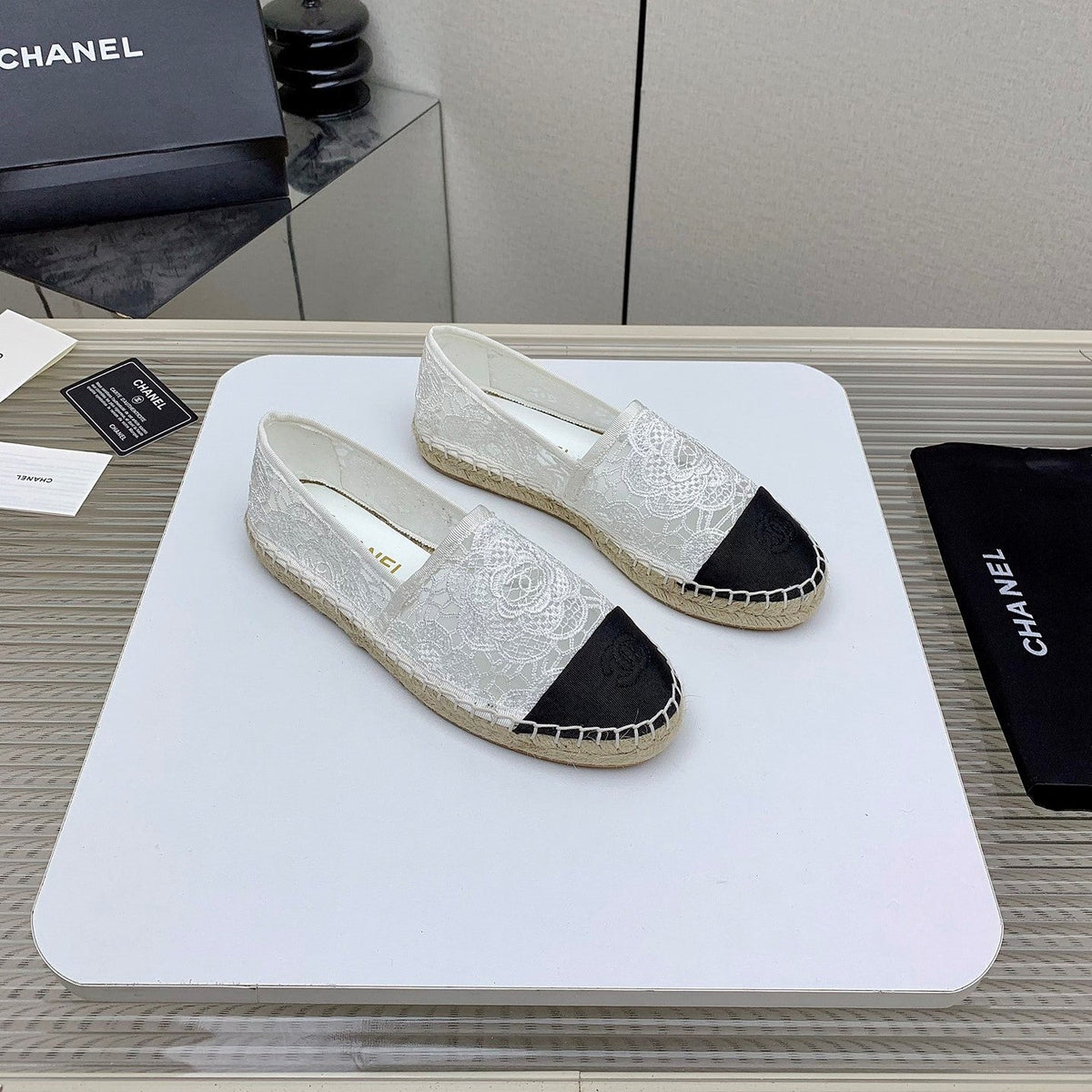 CC 26s Espadrilles Flats White Black Lace 163532