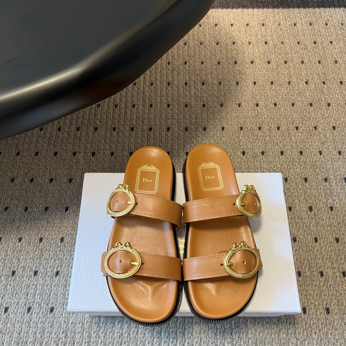 CD 26s Médaillon Buckle Slide Brown Cowhide 820026