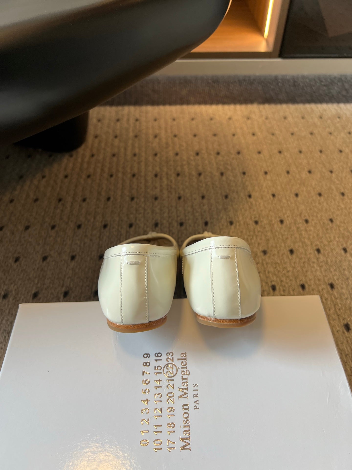 Maison Margiela Tabi Shoes Flat Cream Patent Leather 828084