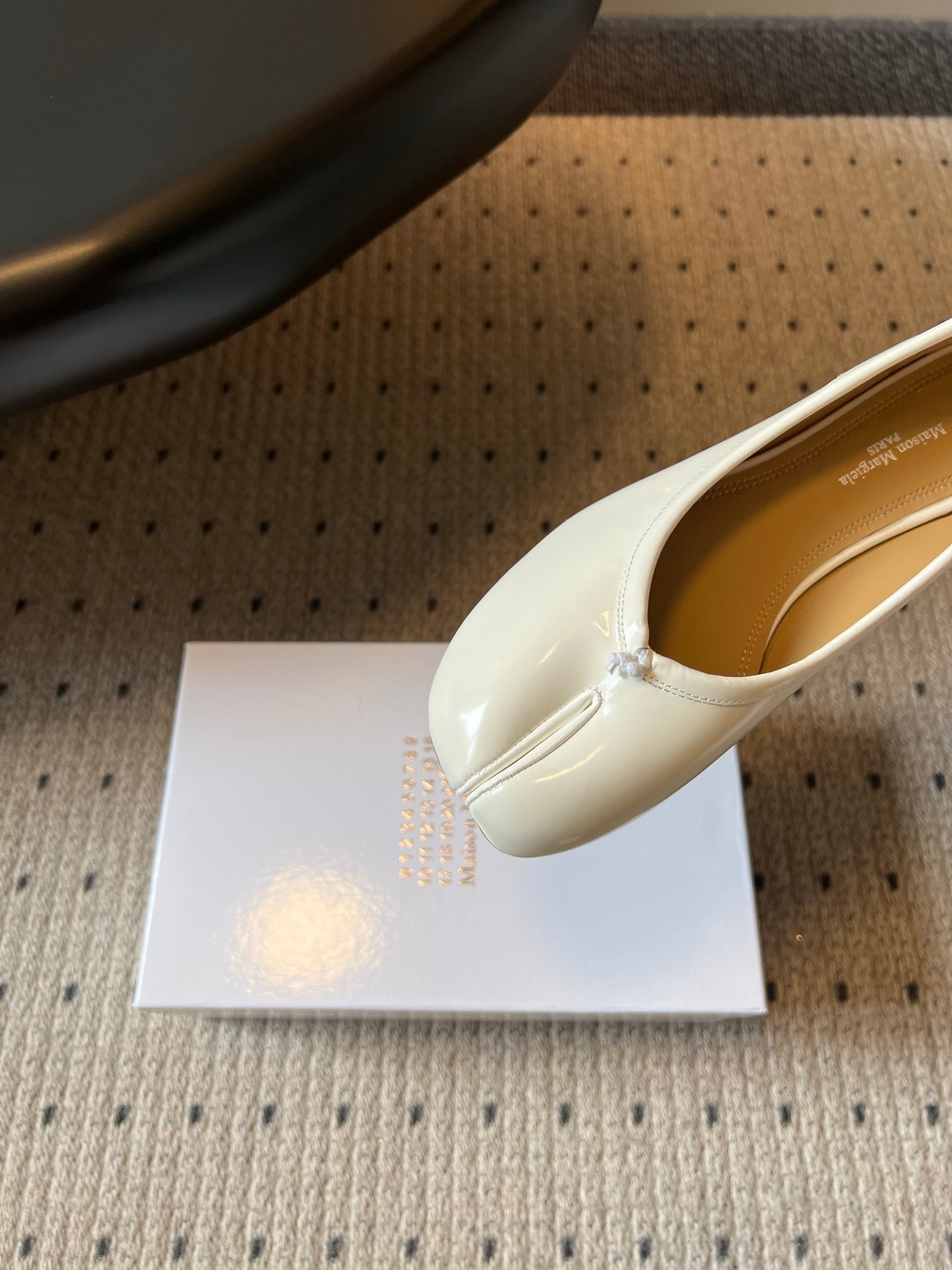 Maison Margiela Tabi Shoes Flat Cream Patent Leather 828084