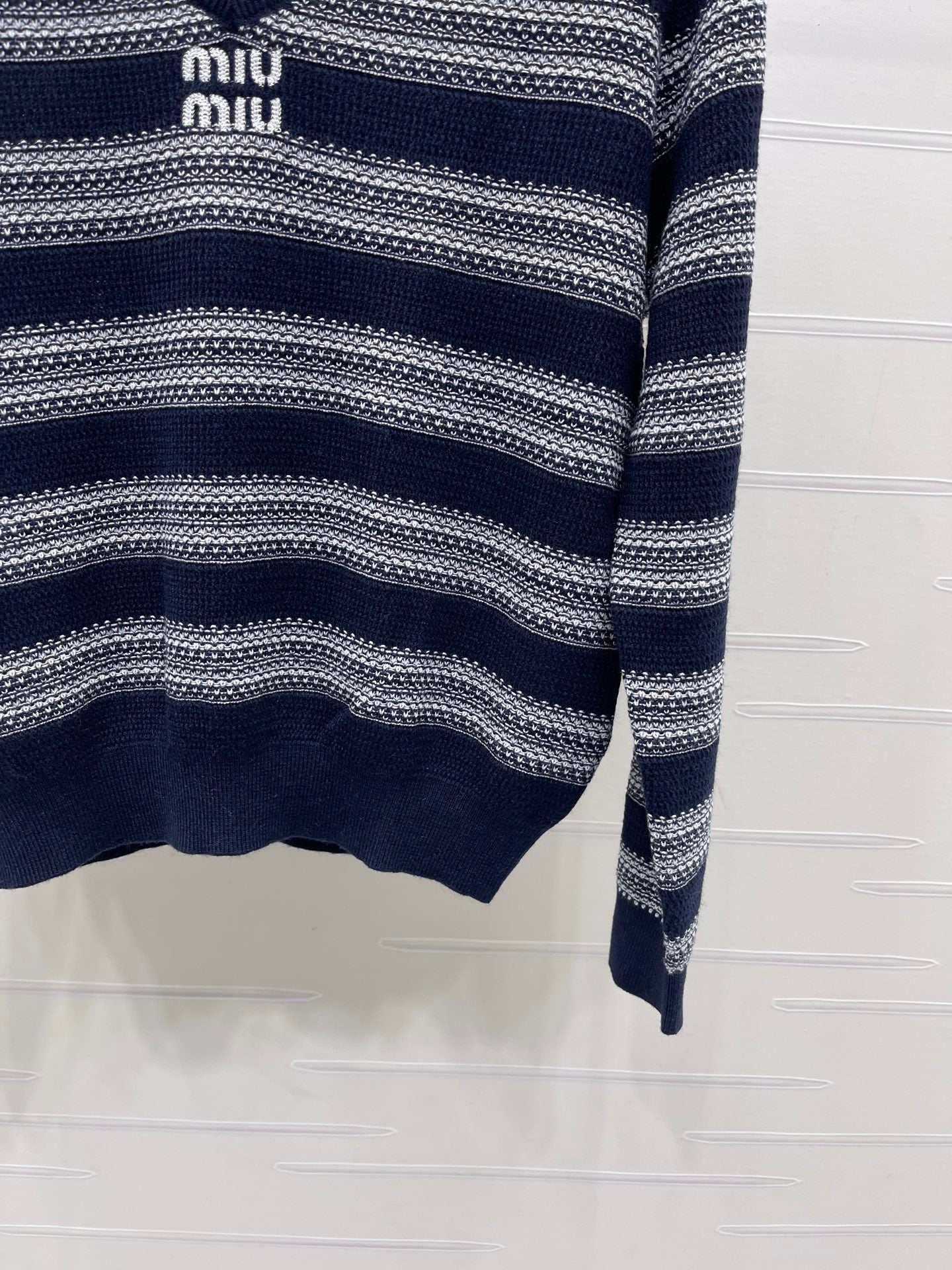 Miu 26s V-Neck Long-Sleeved Sweater 406591