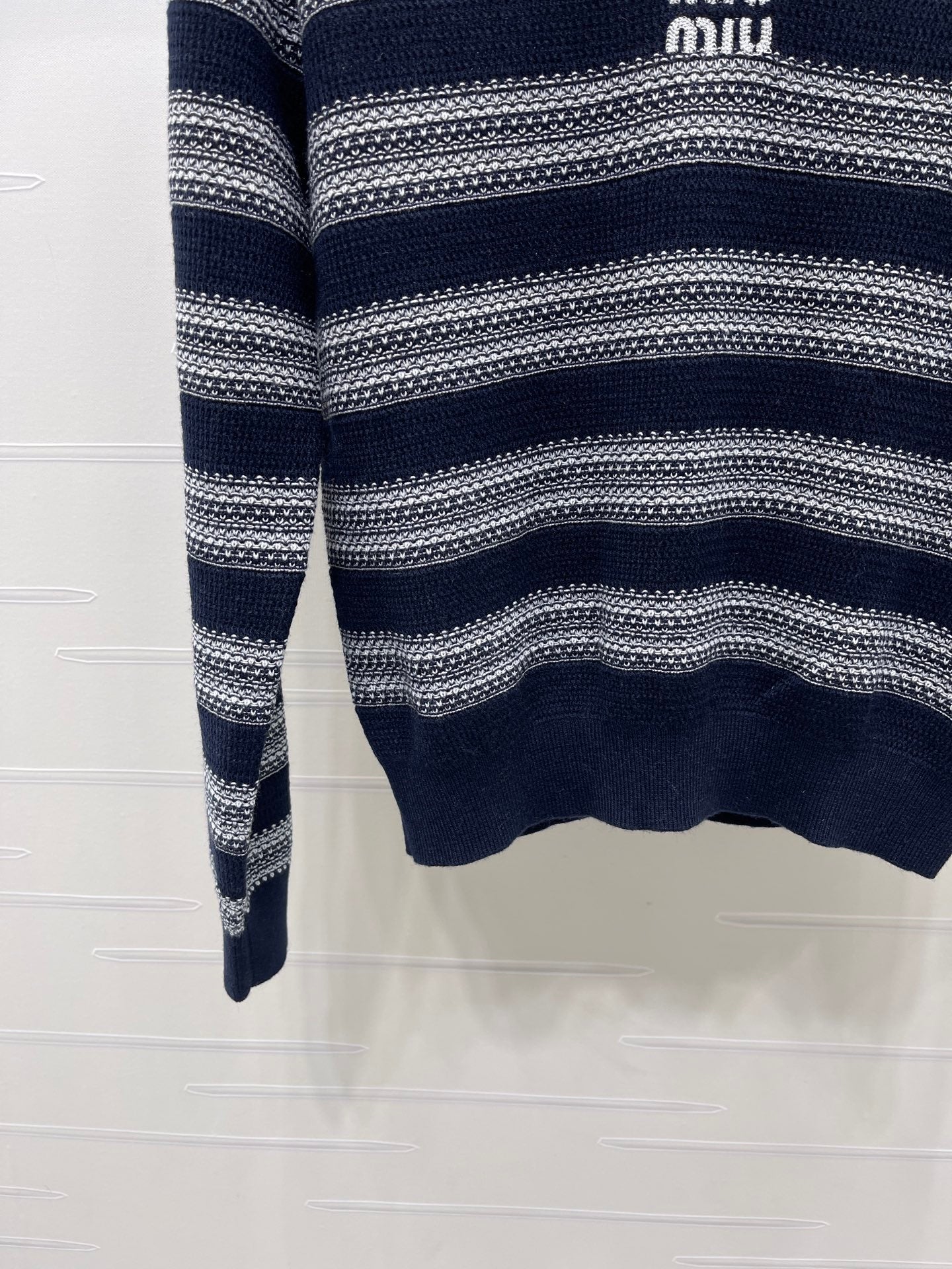 Miu 26s V-Neck Long-Sleeved Sweater 406591