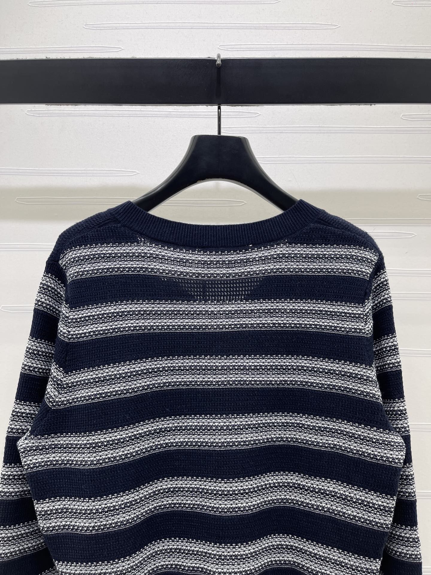 Miu 26s V-Neck Long-Sleeved Sweater 406591