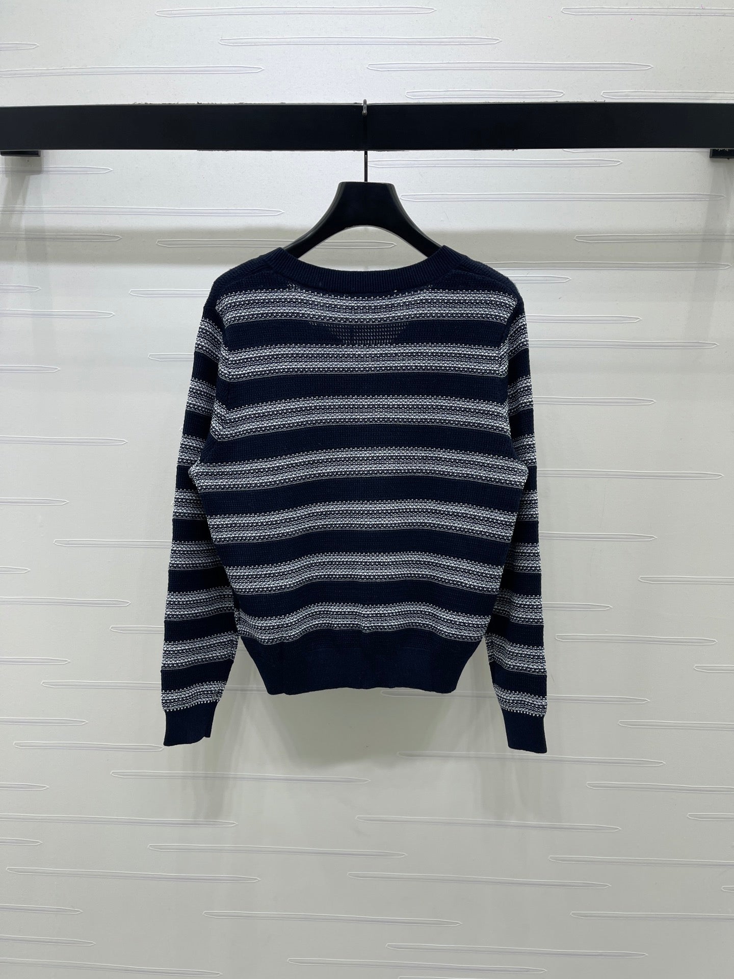 Miu 26s V-Neck Long-Sleeved Sweater 406591