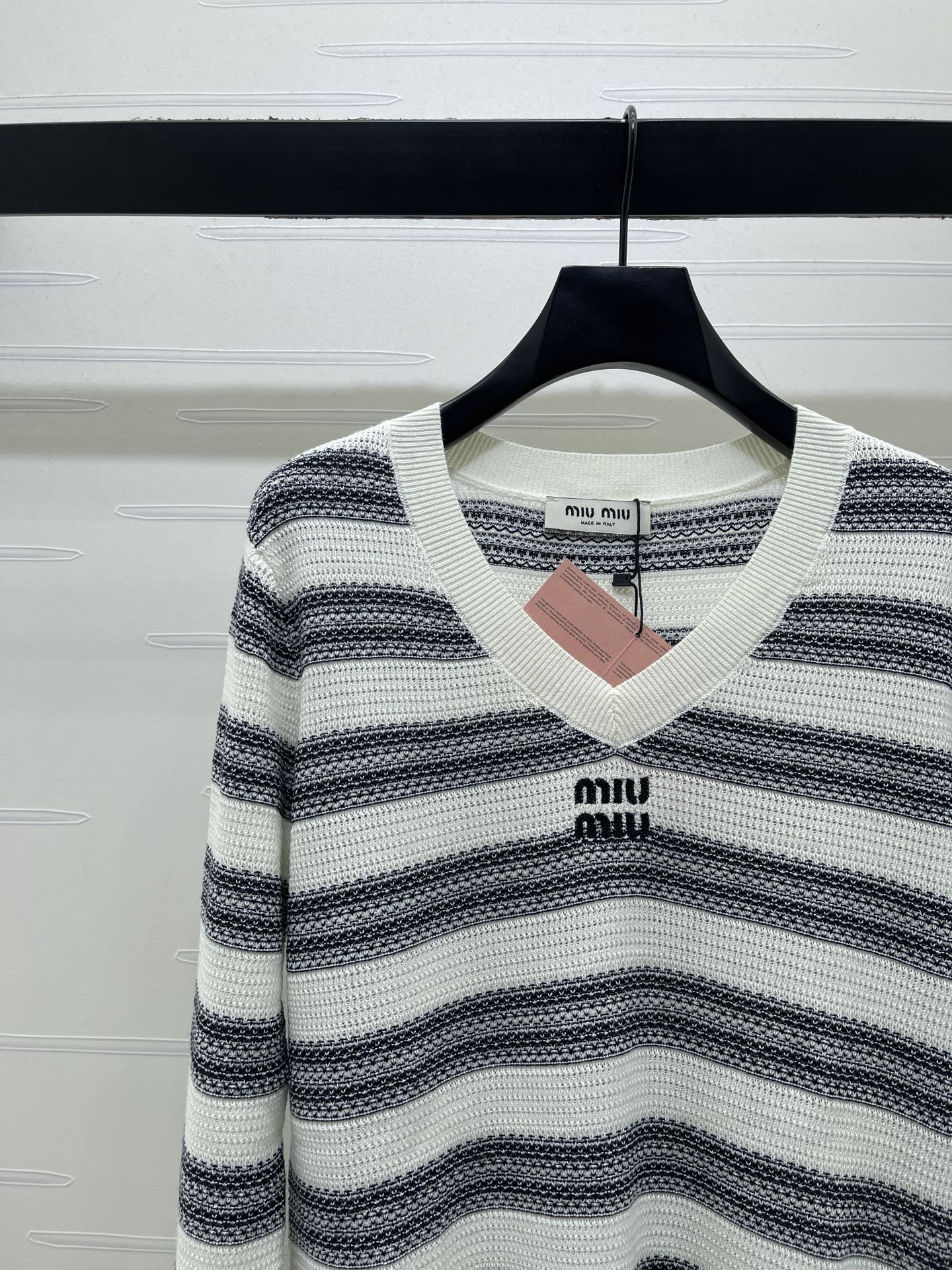 Miu 26s V-Neck Long-Sleeved Sweater 406590