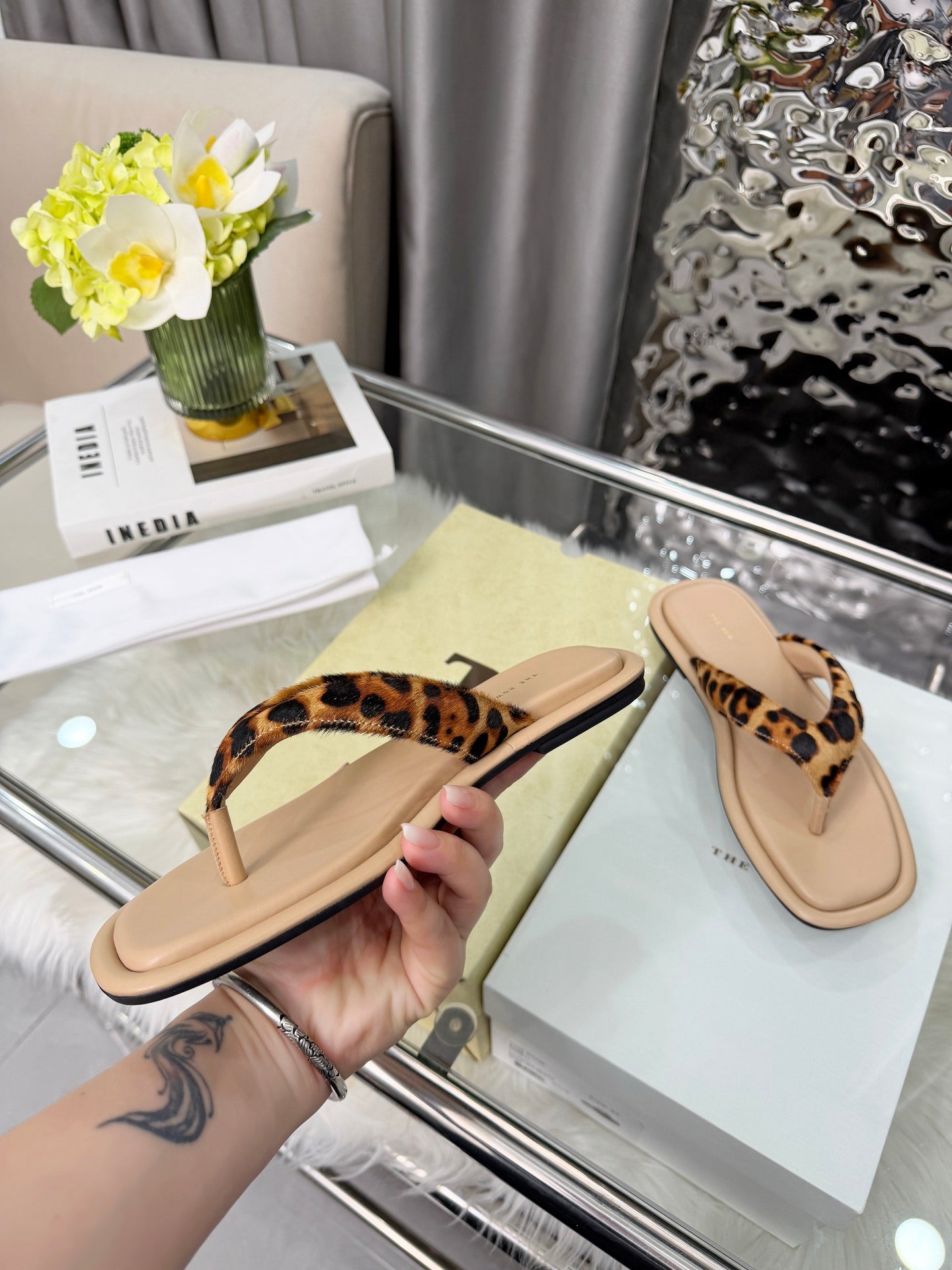 The Row Ginza Thong Sandals Beige Sheepskin Horsehair 707574