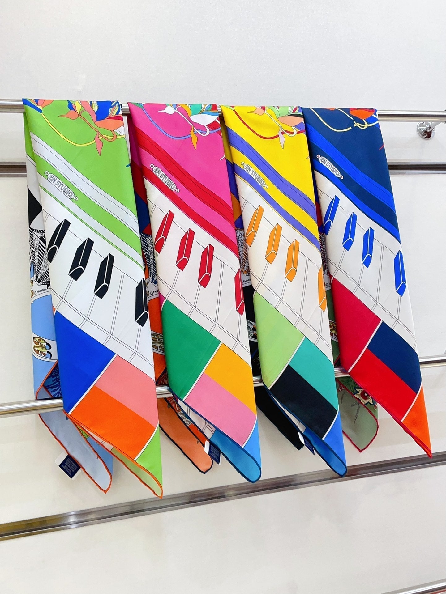 En Studio Scarf 90 CM In Colorful Silk Twill 235407