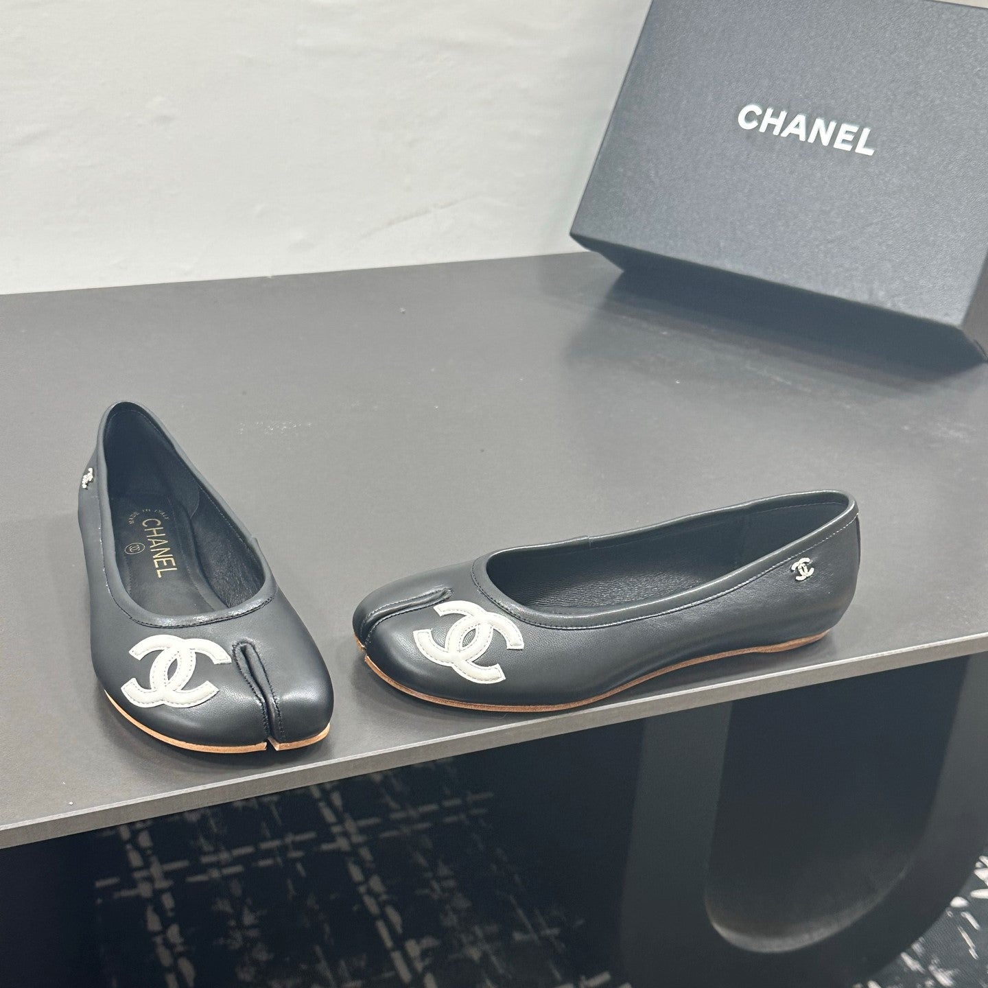 CC 26s Coco Beach Split-Toe Ballet Flats Black Lambskin 832540