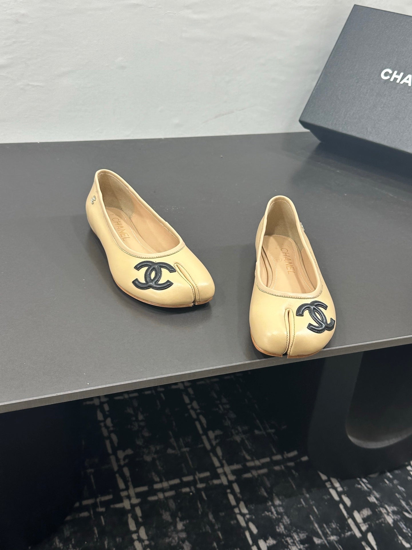 CC 26s Coco Beach Split-Toe Ballet Flats Beige Lambskin 832539