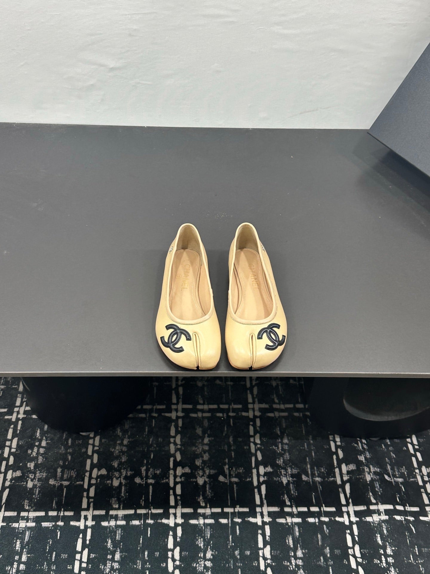 CC 26s Coco Beach Split-Toe Ballet Flats Beige Lambskin 832539