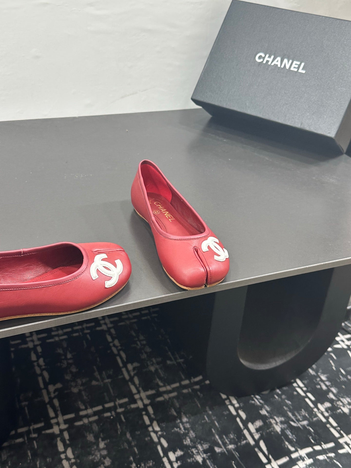 CC 26s Coco Beach Split-Toe Ballet Flats Red Lambskin 832538