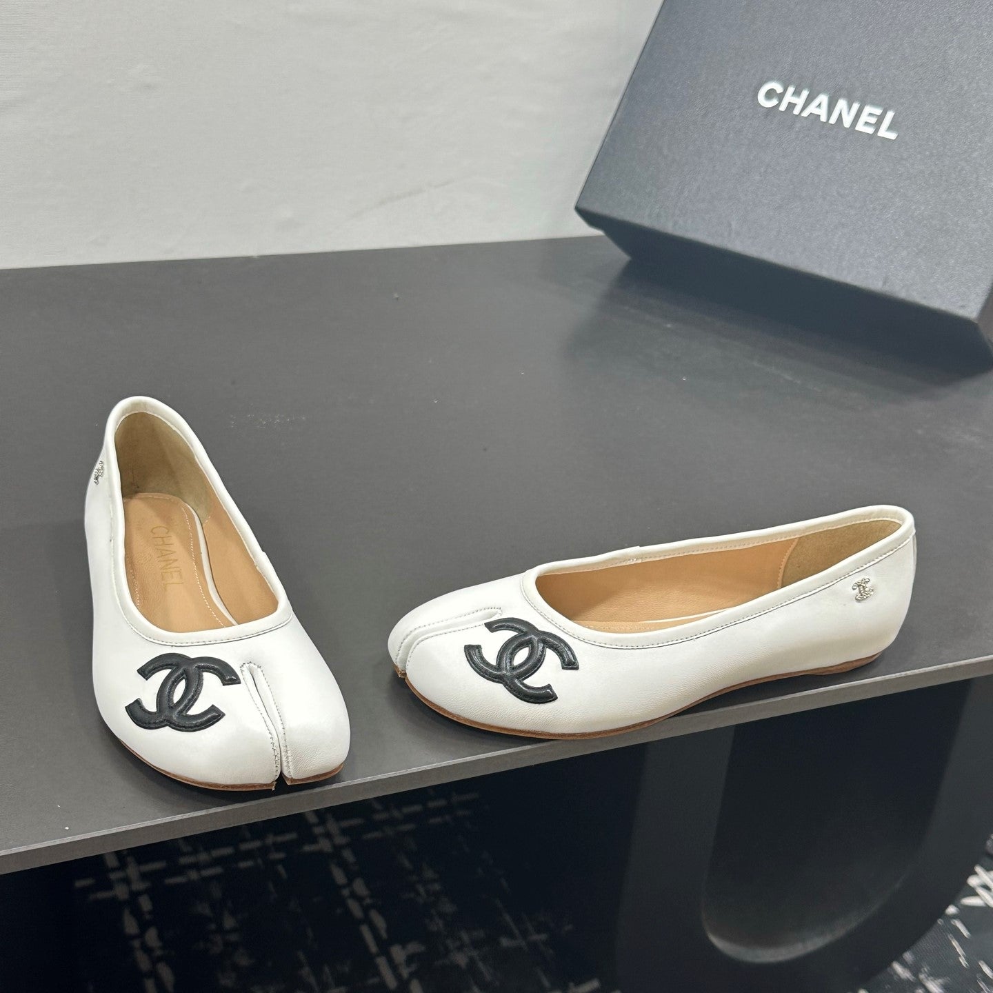 CC 26s Coco Beach Split-Toe Ballet Flats White Lambskin 832537
