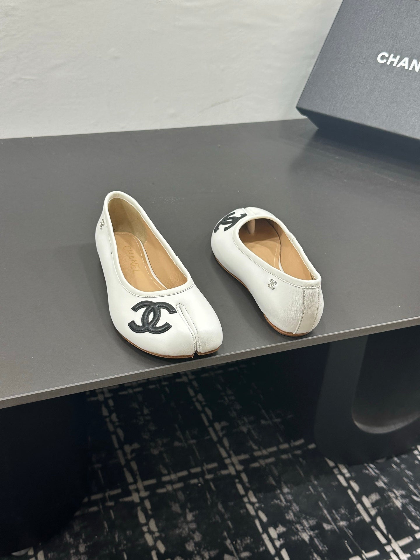 CC 26s Coco Beach Split-Toe Ballet Flats White Lambskin 832537