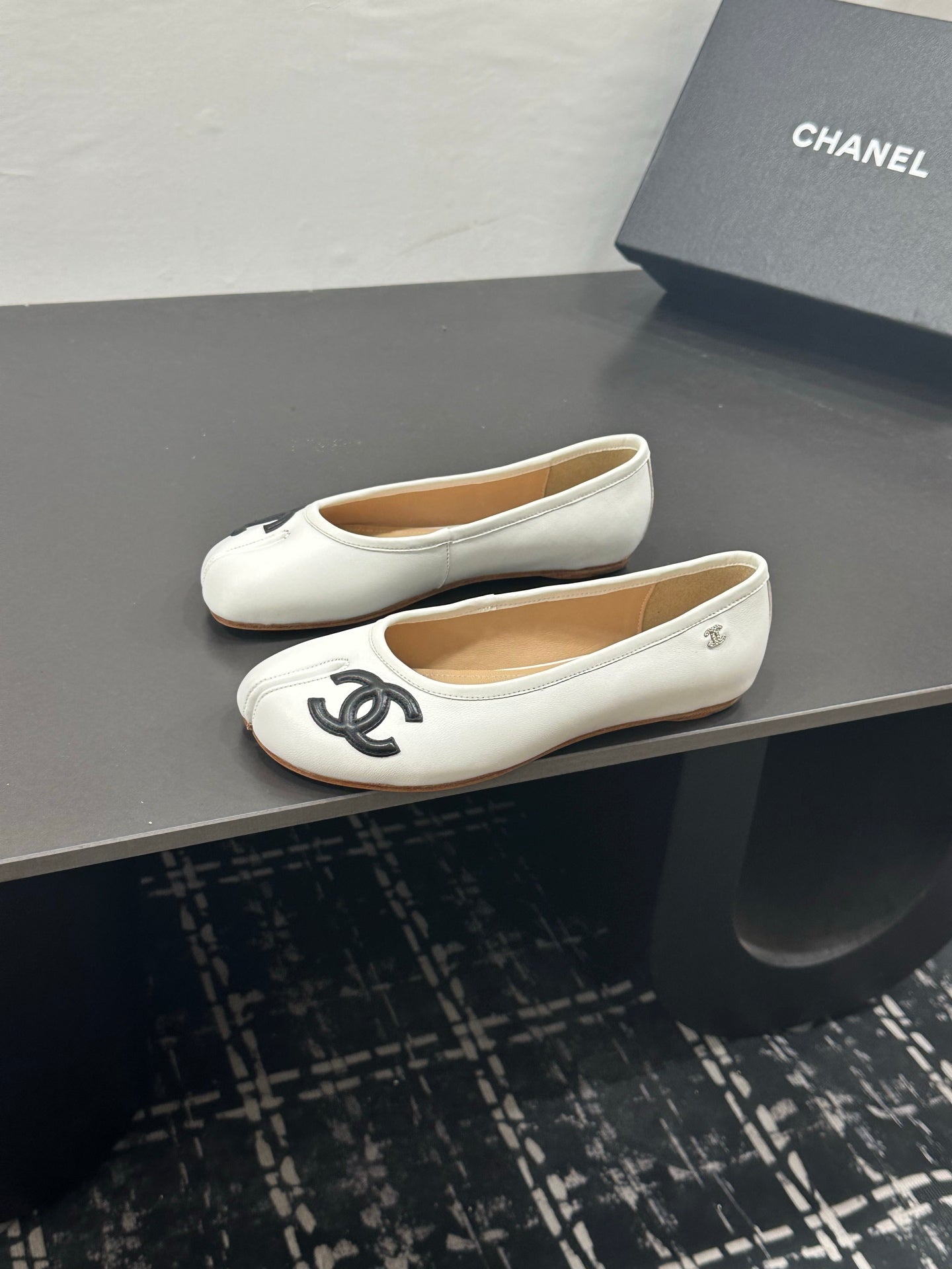 CC 26s Coco Beach Split-Toe Ballet Flats White Lambskin 832537