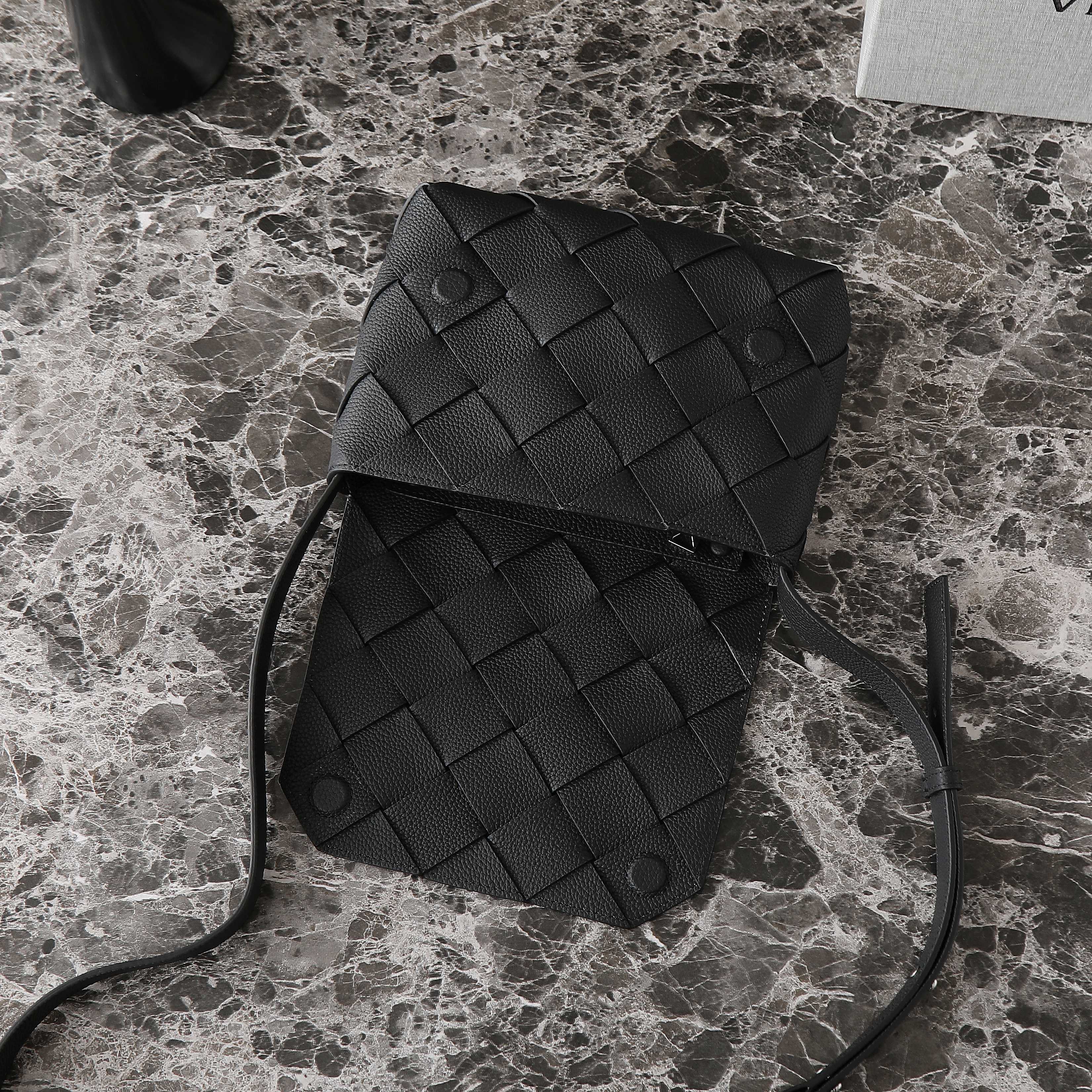 BV 25S DIAGO SHOULDER BAG 25.5 IN BLACK GRAIN COWHIDE