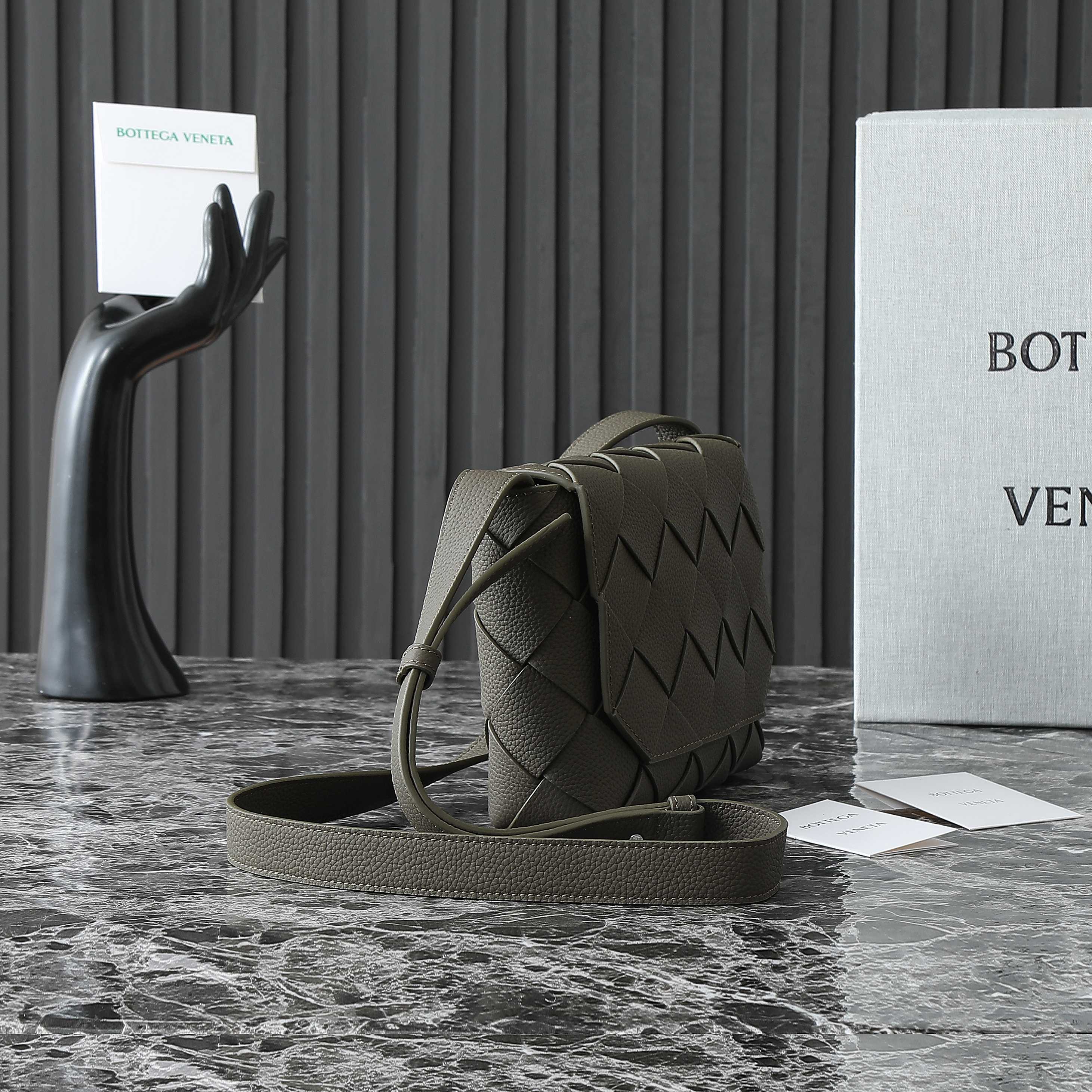 BV 25S DIAGO SHOULDER BAG 25.5 IN VERY DEEP OLIVE GRAIN COWHIDE