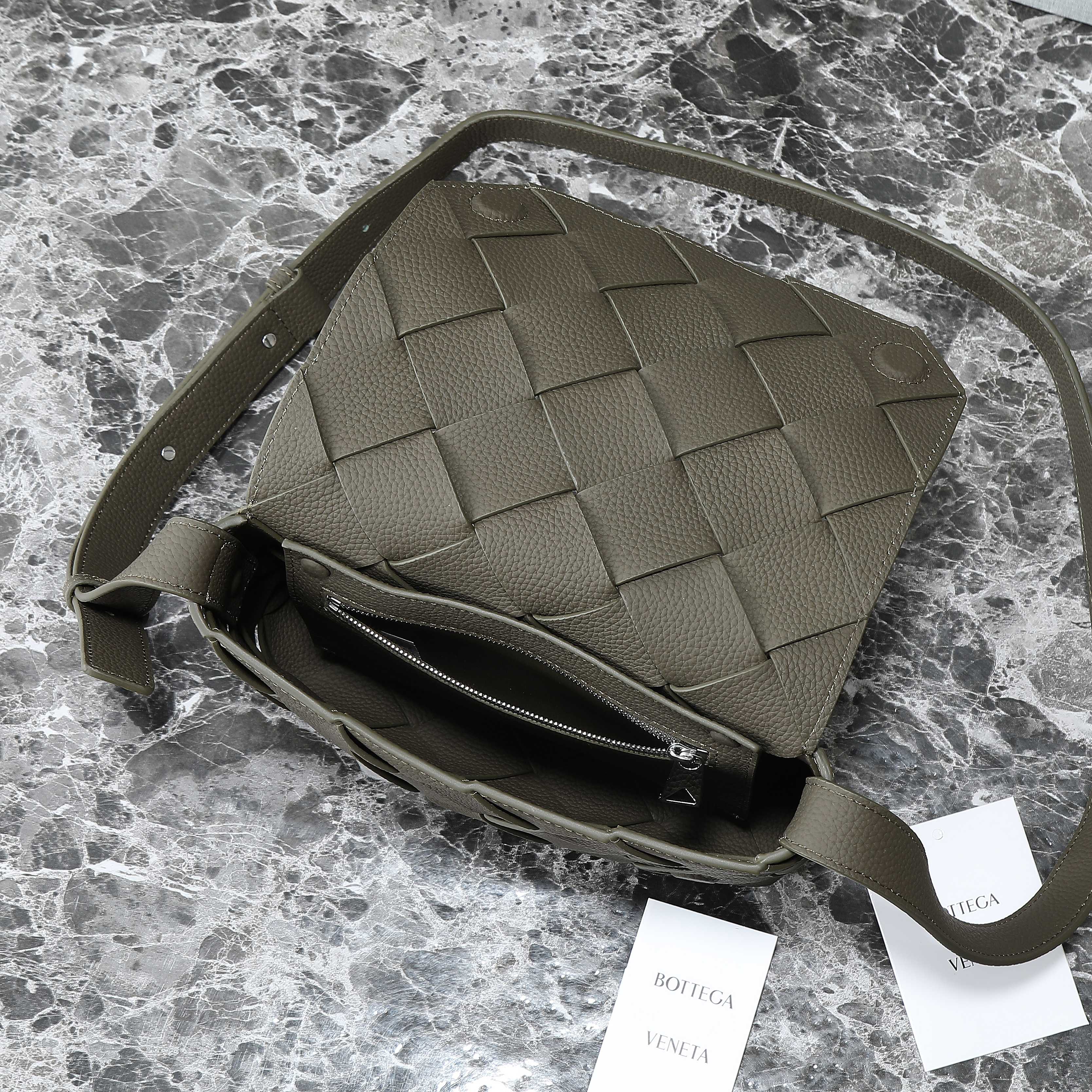 BV 25S DIAGO SHOULDER BAG 25.5 IN VERY DEEP OLIVE GRAIN COWHIDE