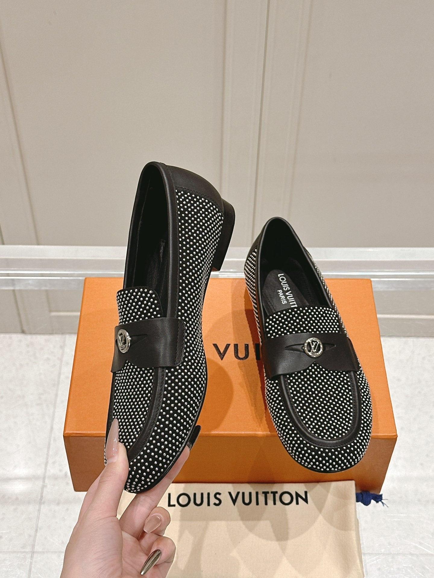 LV 25ss Soho Flat Loafer Rivets Black Lambskin