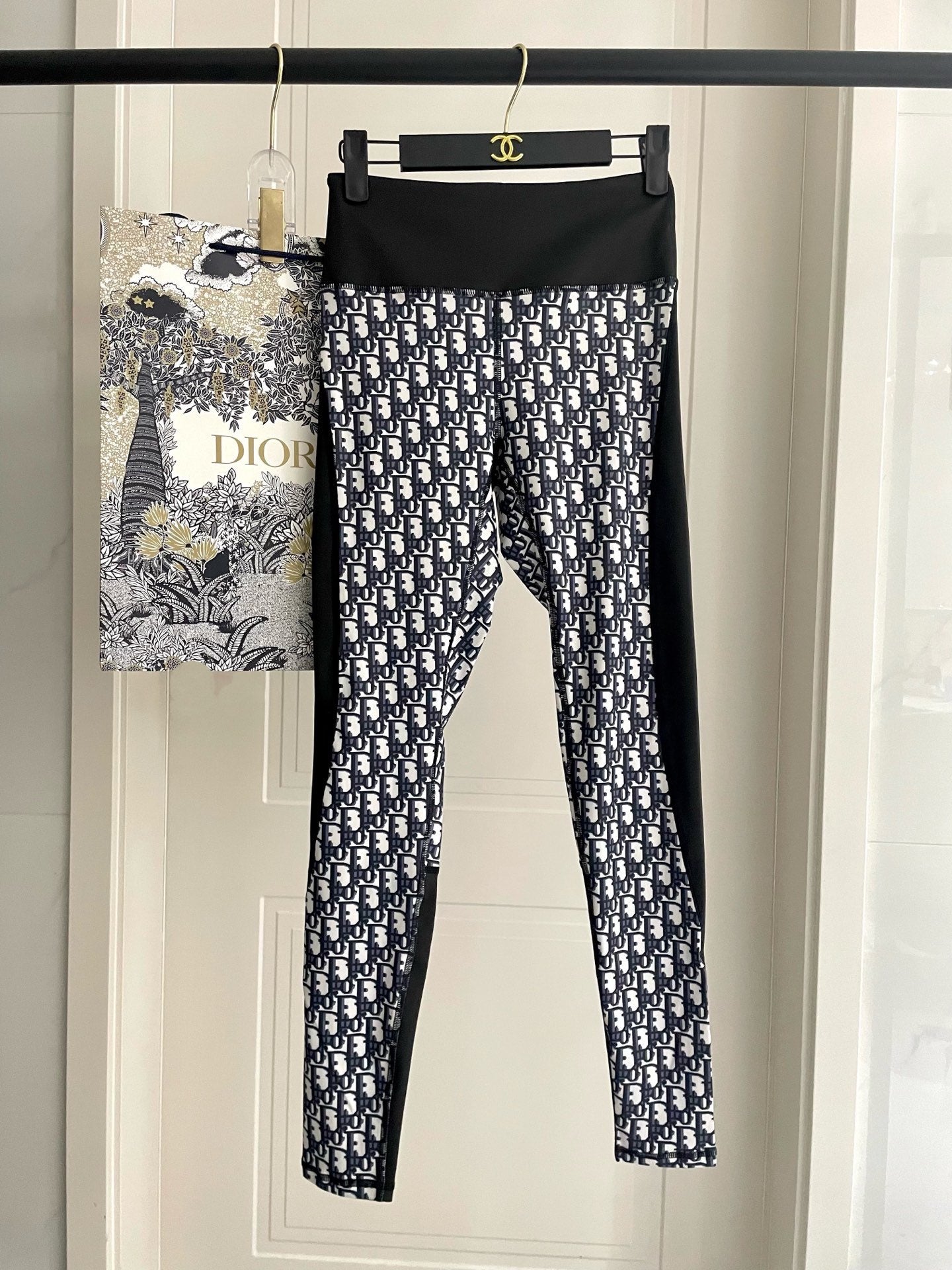CD Yoga Set White Black 198910