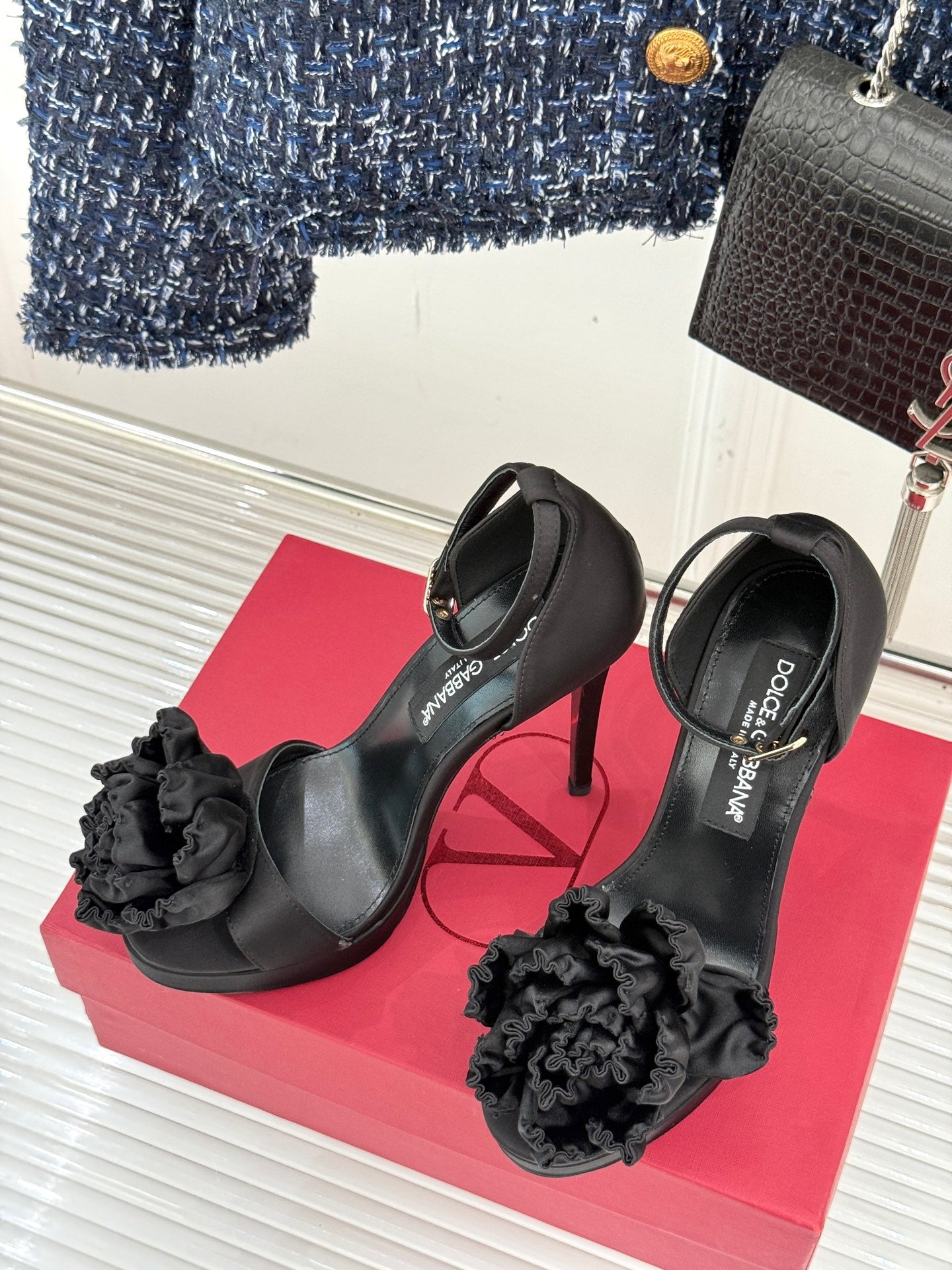 DC 24 Keira Floral-Appliqué Sandals Black Sheepskins & Cowhide 304708