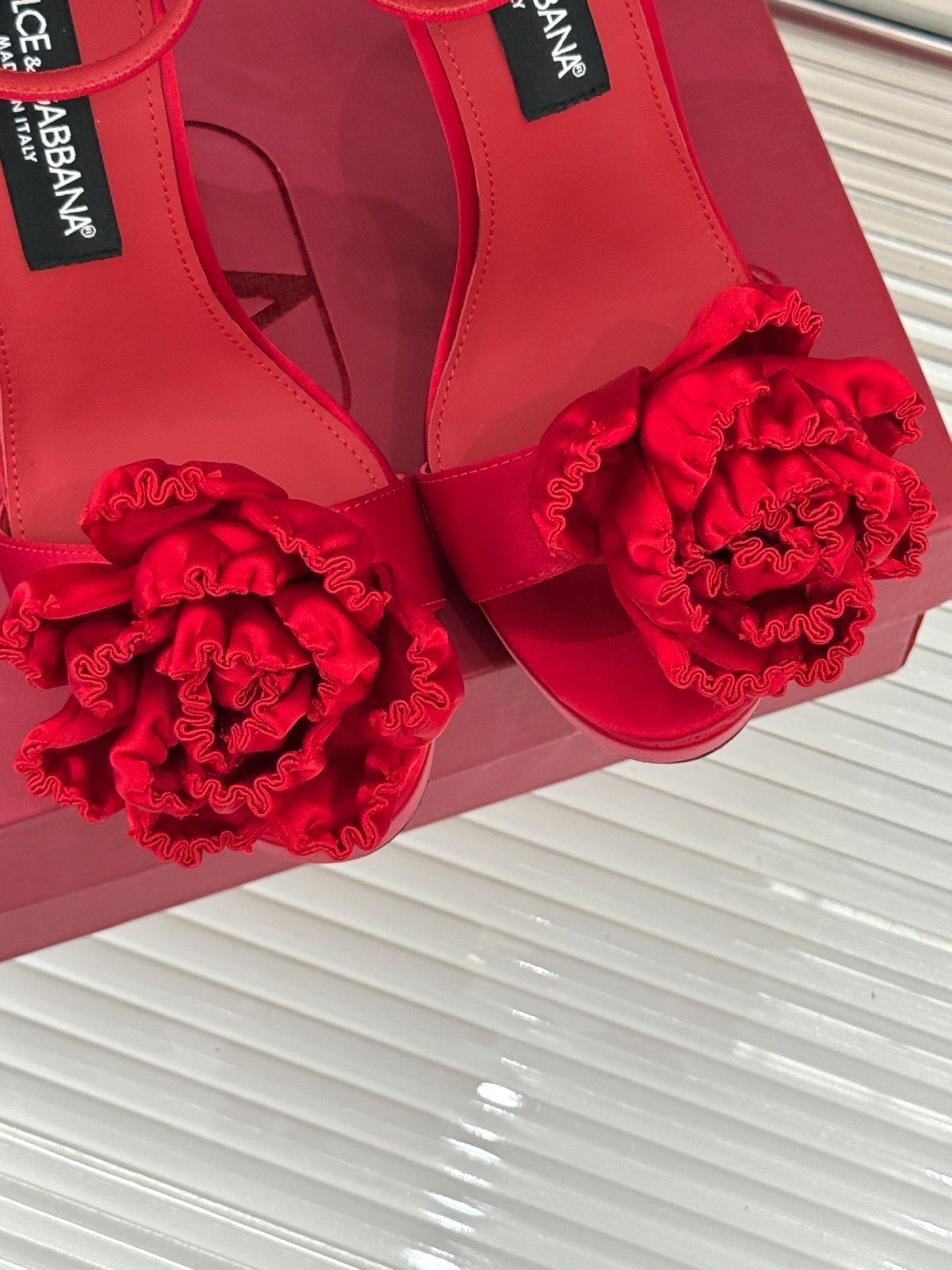 DC 24 Keira Floral-Appliqué Sandals Red Sheepskins & Cowhide 304709