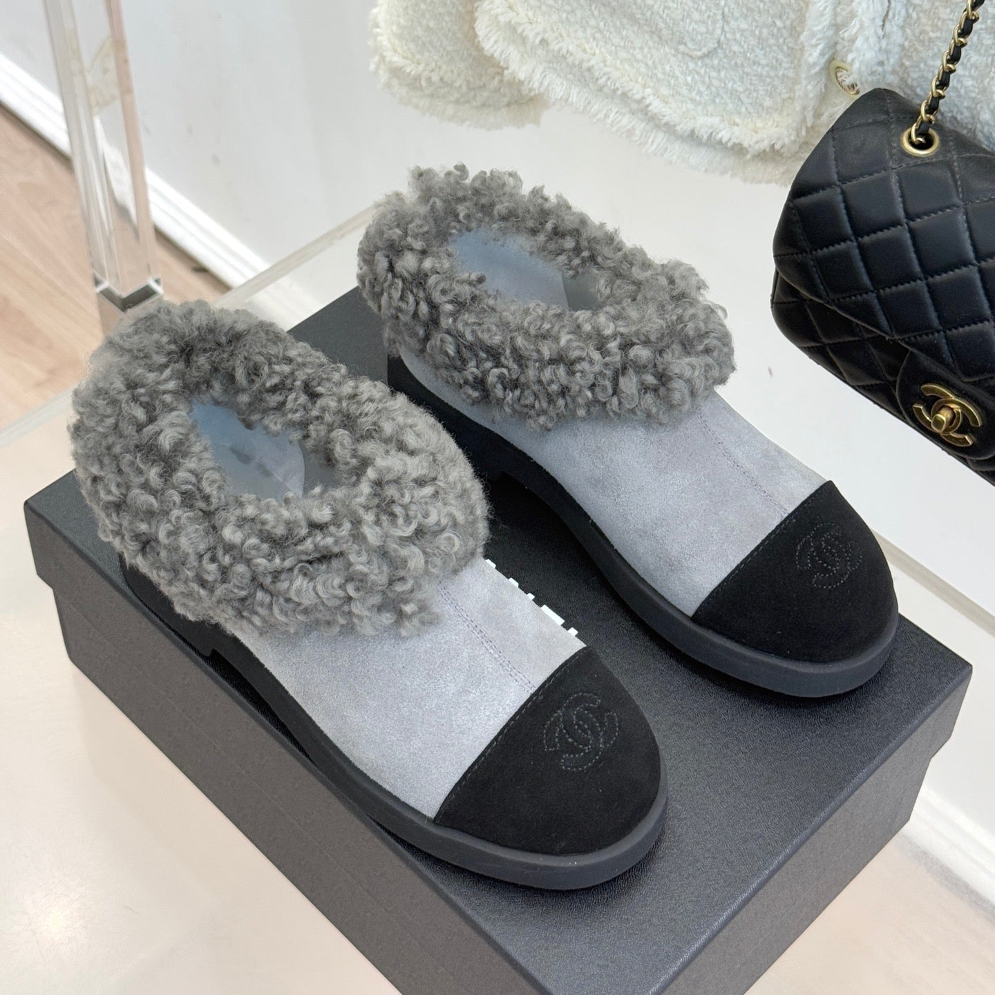 CC 25s Furry Snow Boots Gray Black Suede Wool 512062