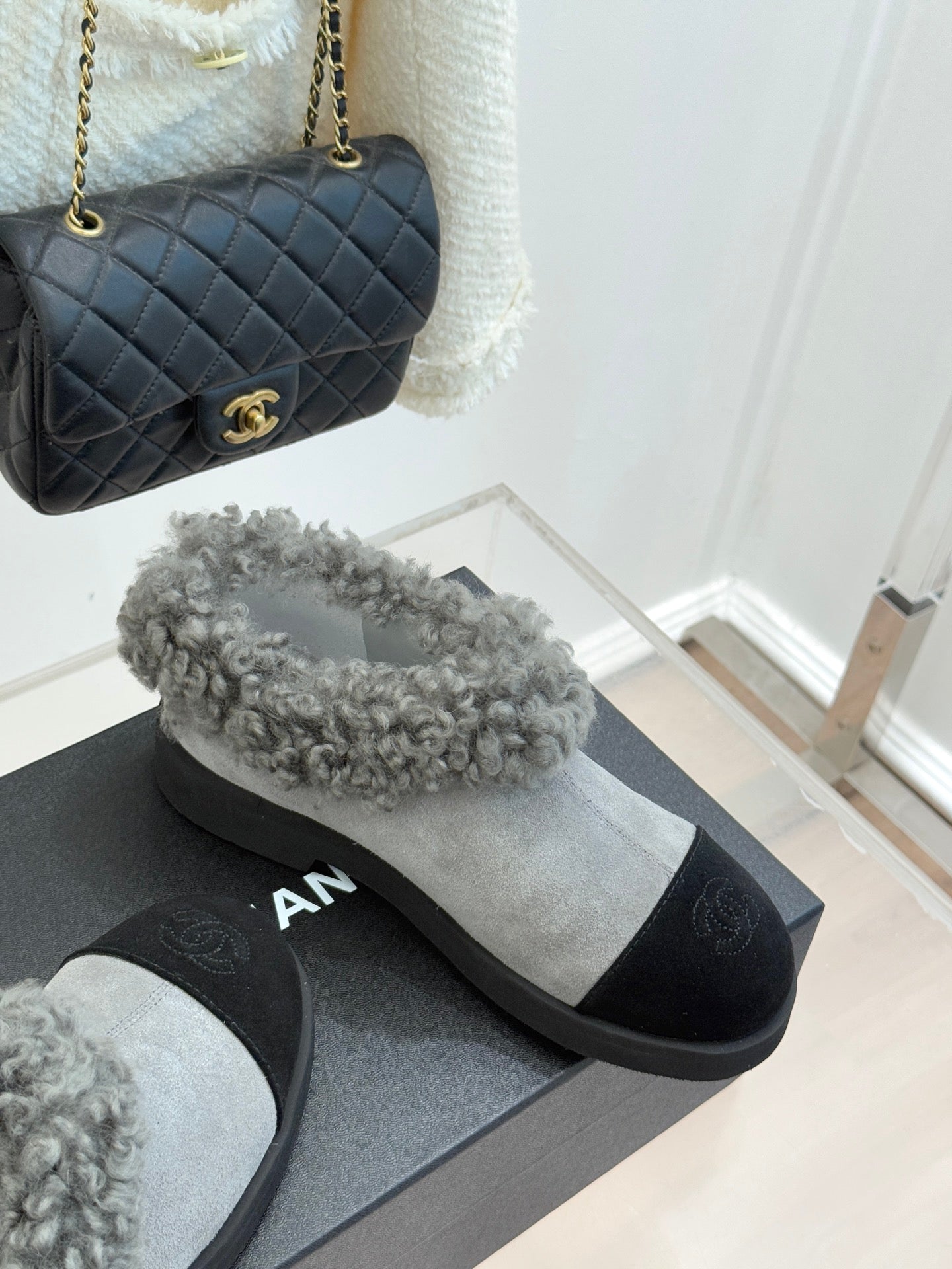 CC 25s Furry Snow Boots Gray Black Suede Wool 512062