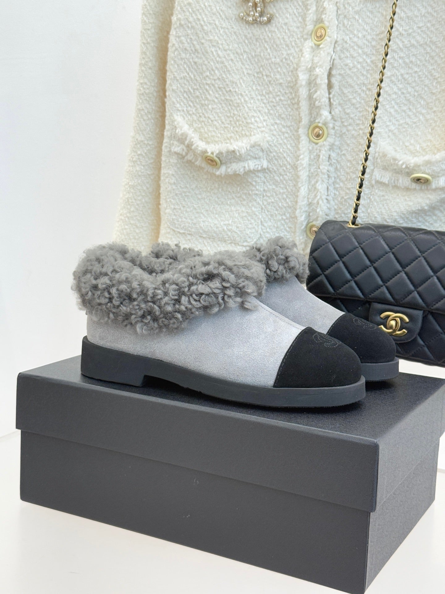 CC 25s Furry Snow Boots Gray Black Suede Wool 512062