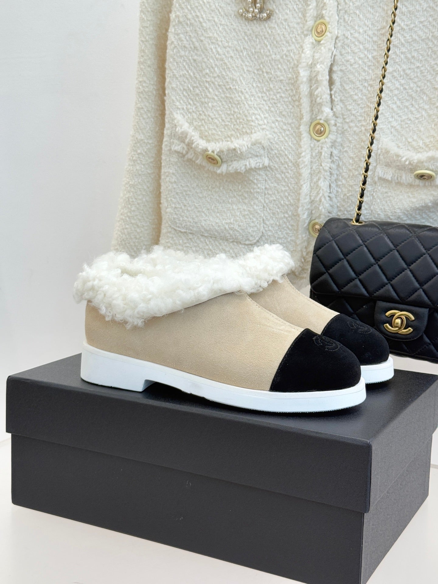 CC 25s Furry Snow Boots Beige Black Suede Wool 512063