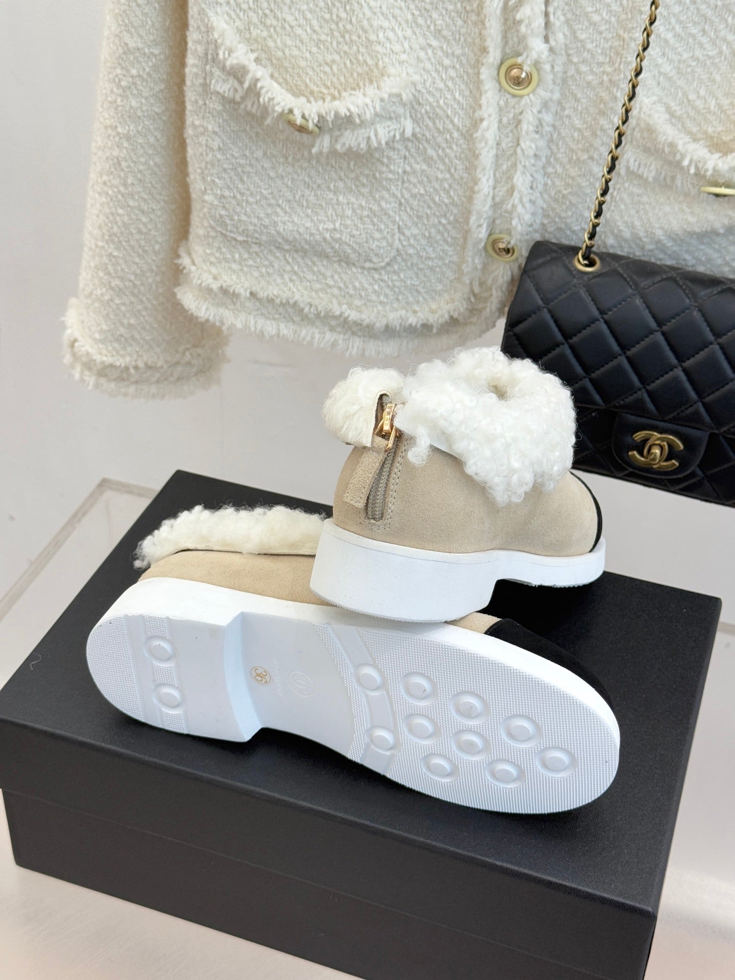 CC 25s Furry Snow Boots Beige Black Suede Wool 512063