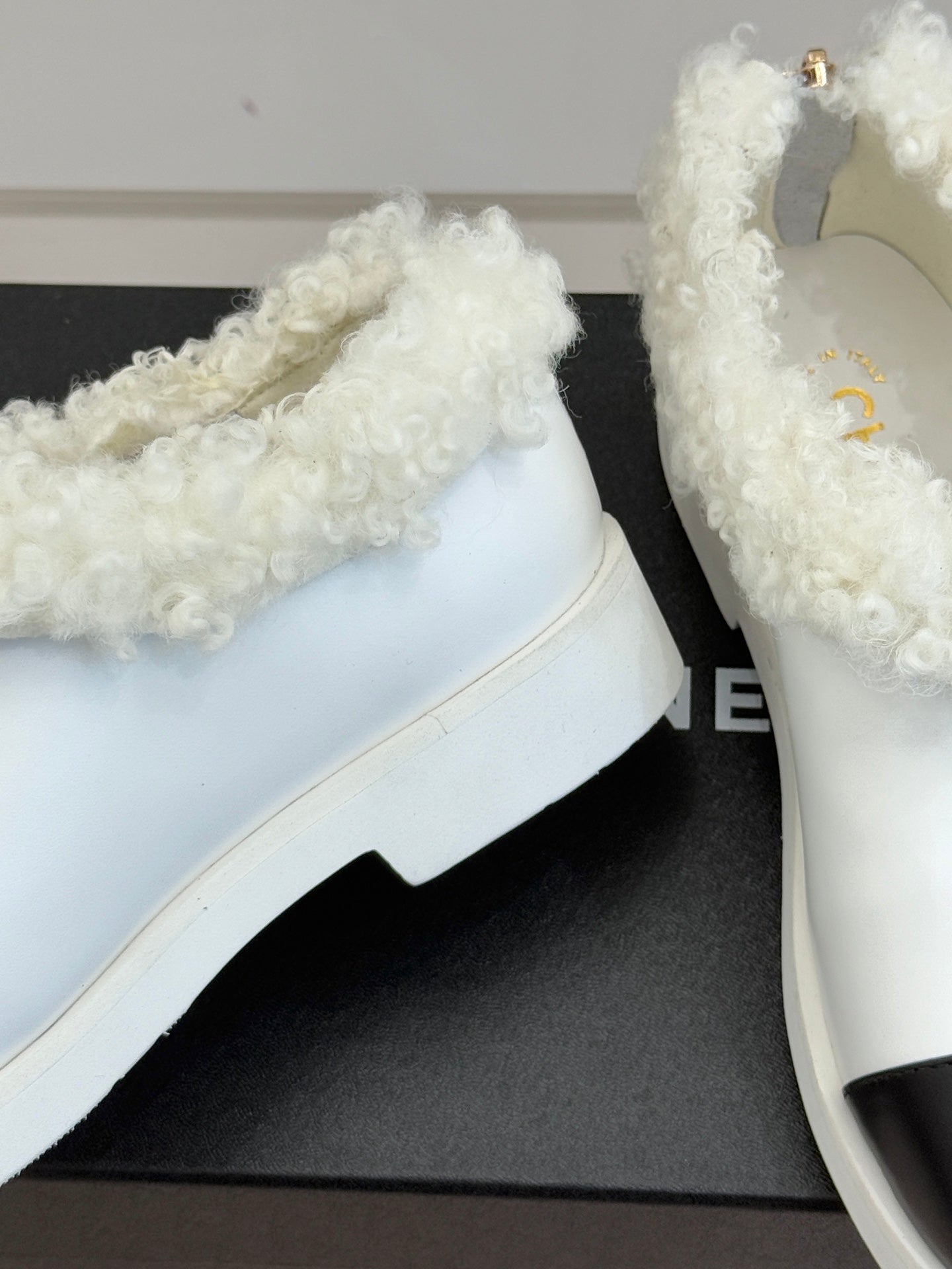 CC 25s Furry Snow Boots White Black Leather Wool 512065