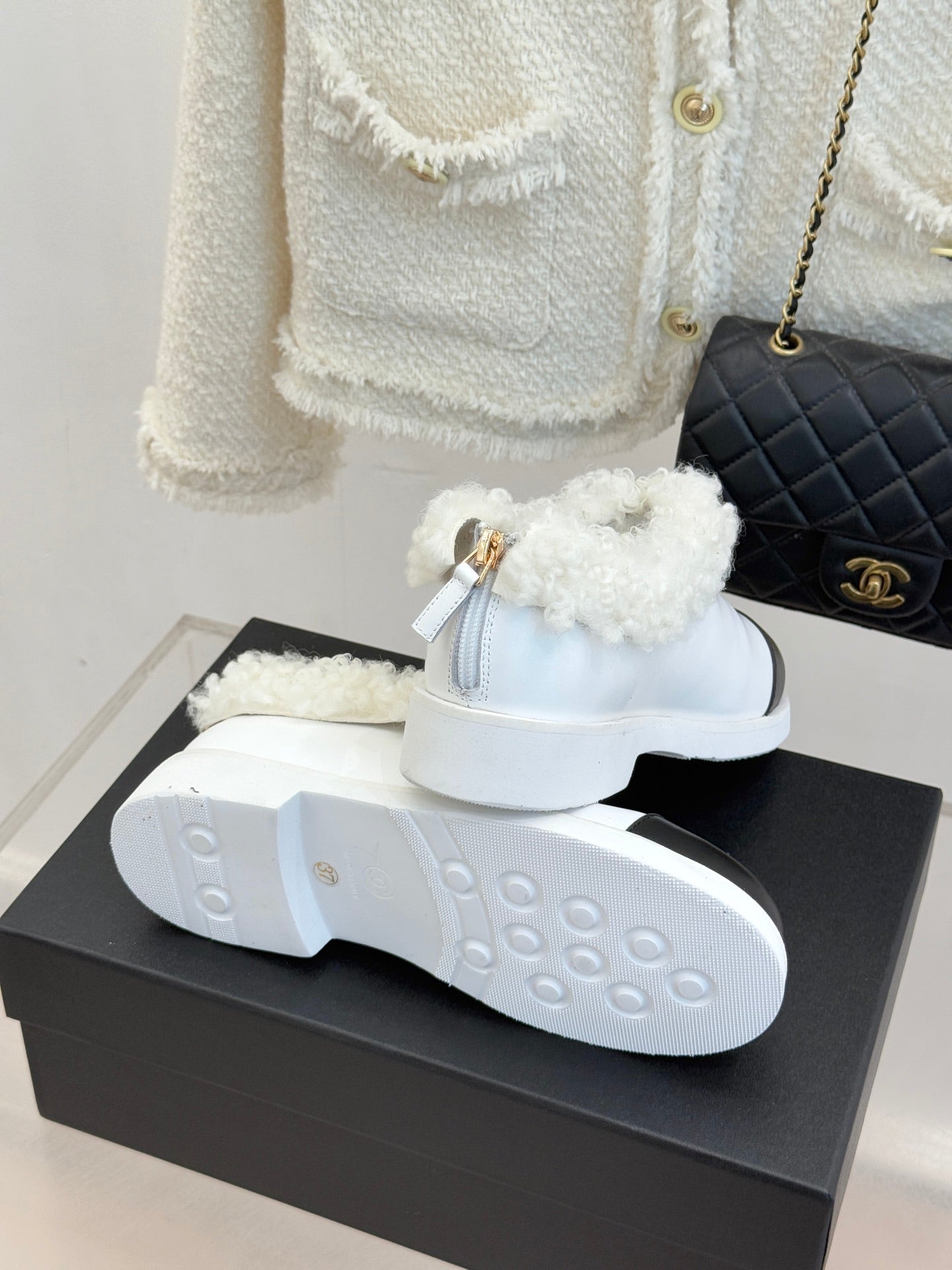 CC 25s Furry Snow Boots White Black Leather Wool 512065