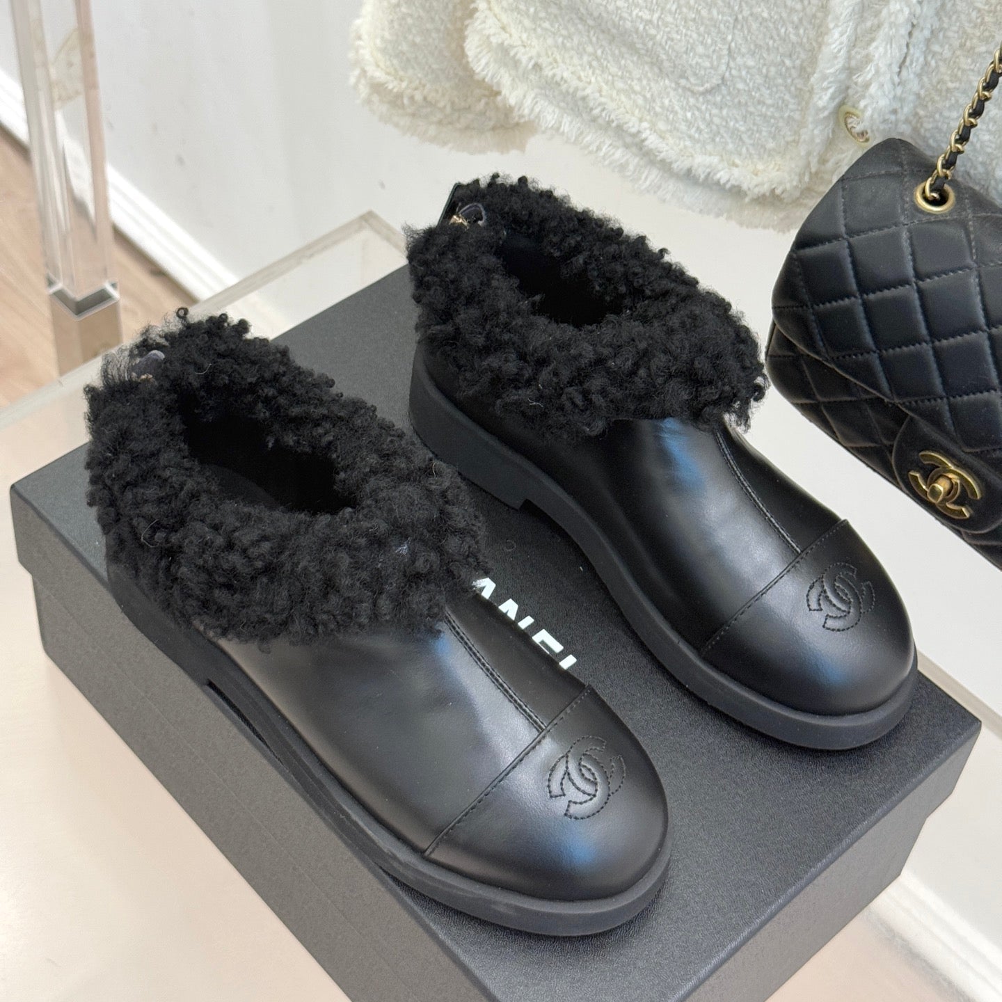 CC 25s Furry Snow Boots Black Leather Wool 512066