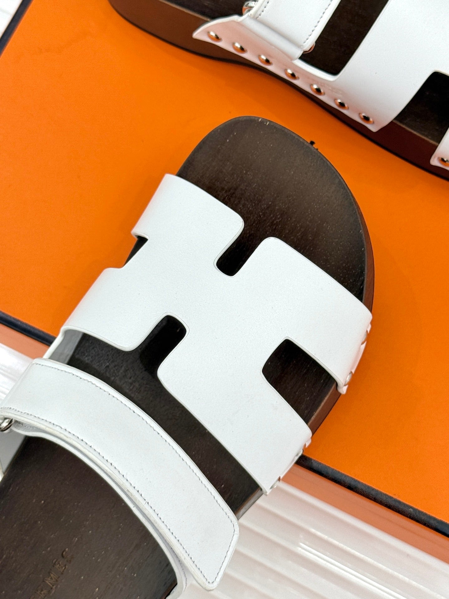 HM 26s Kos Clog 40 White Calfskin Dark Wood 675683