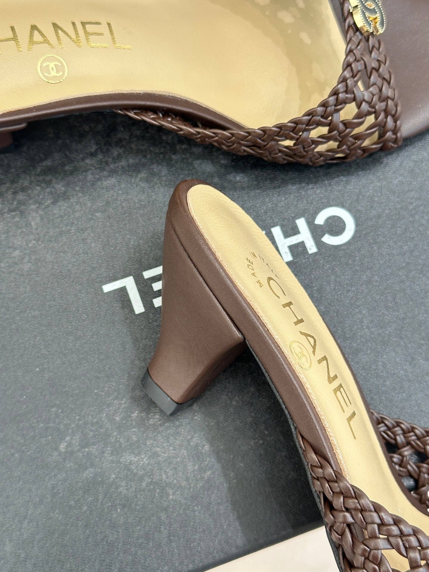 CC 26s Peep-Toe High-Heeled Mules Coffee Woven Leather 766531