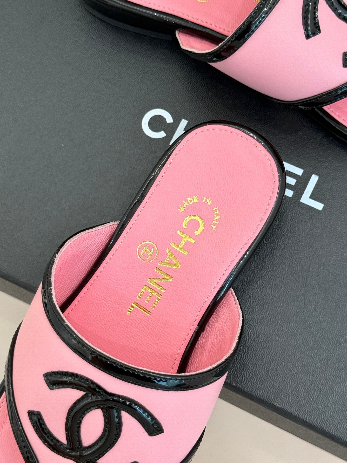 CC 26s Thong Sandal Black Light Pink Lambskin Patent Leather 917804