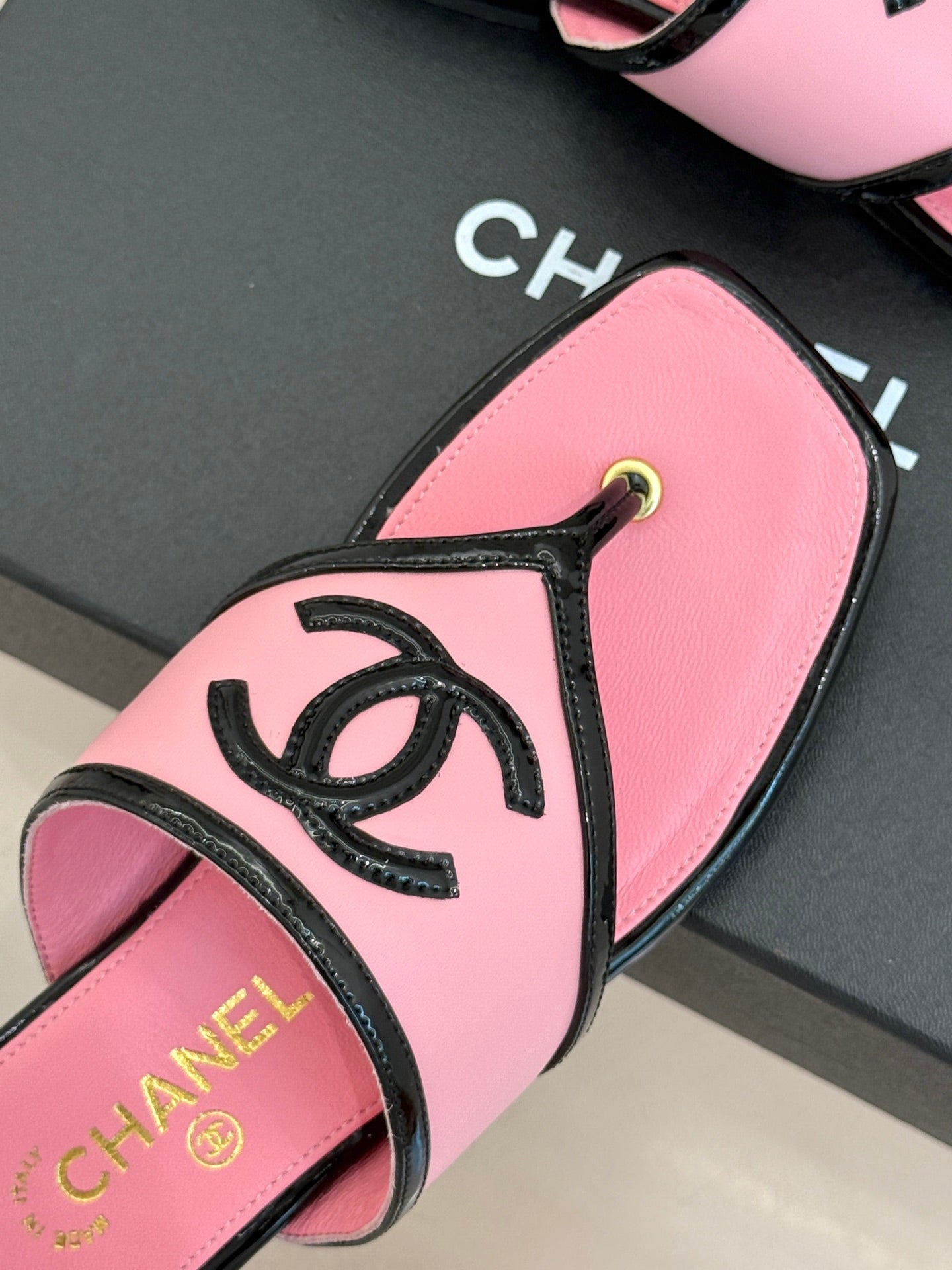 CC 26s Thong Sandal Black Light Pink Lambskin Patent Leather 917804